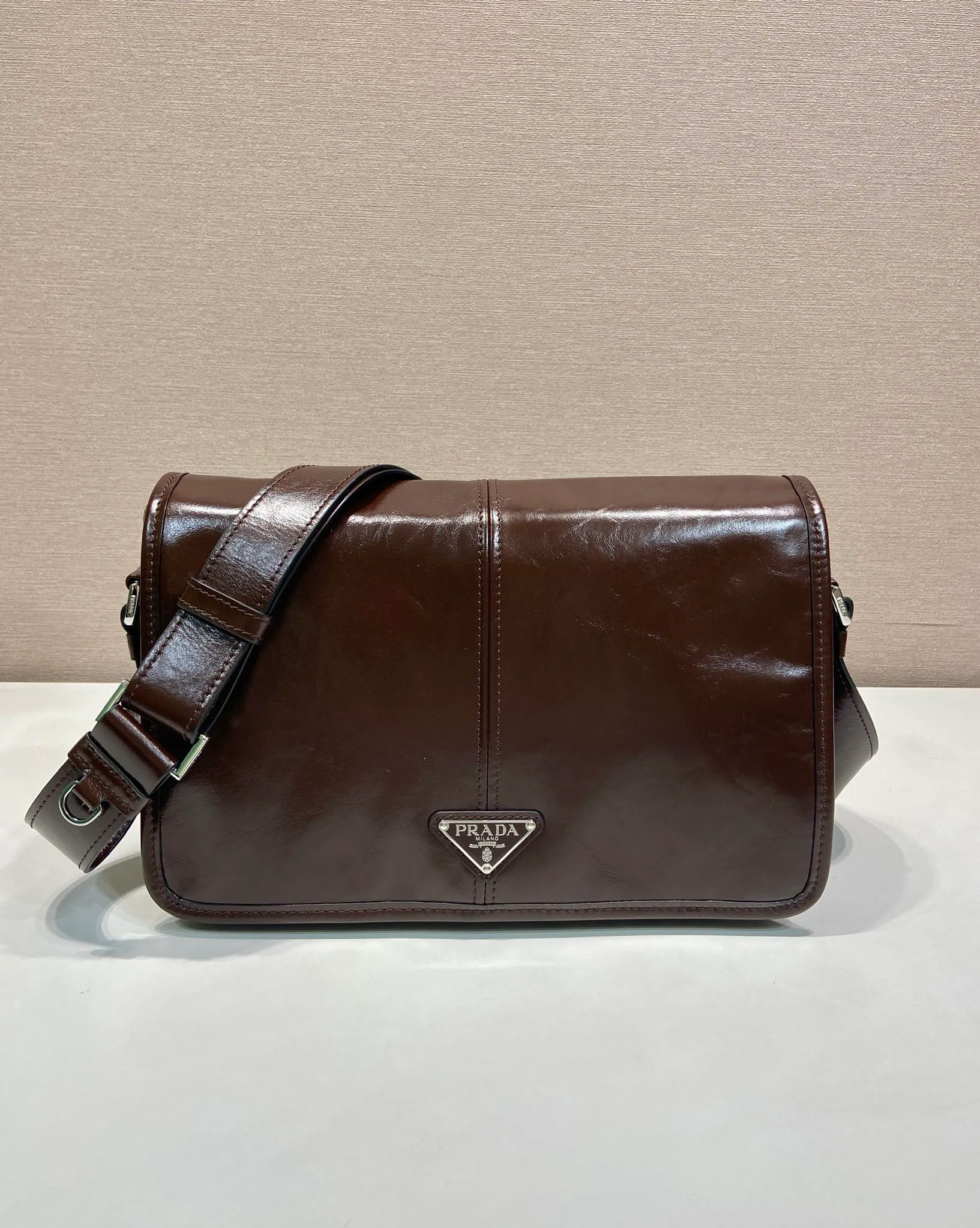 💰1700🎉New oil wax bag🎉2VD073 messenger bag🎉🎉 This shoulder bag is carefully made of soft and shiny oil wax leather. It has a unique streamlined silhouette and is decorated with a unique triangle logo. It is fashionable and versatile. Flip cover design, adjustable leather shoulder strap, another popular style that will never go out of style, handsome guys, hurry up and get it🎉🎉 Length 30x Height 20x Bottom 11cm🎉🎉🎉👏👏👏