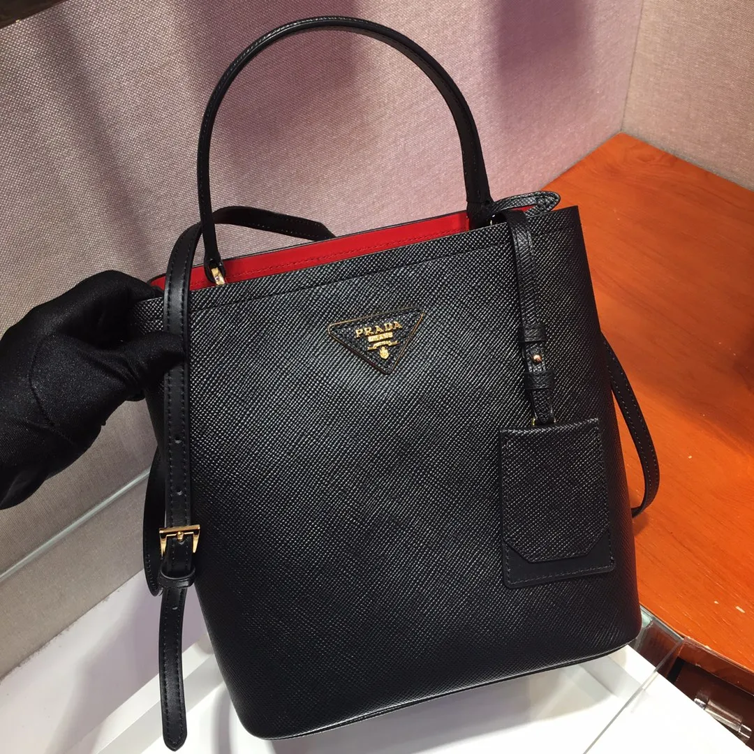 💰1840🔆Exclusive first release🔆1BA212💋Original item🤙🤙Made of imported Saffiano leather material, with detachable shoulder strap, leather nameplate and metal logo complement each other. Leather-covered central pocket with magnetic buckle. Saffiano leather triangle logo. Contrast color nappa leather lining. This Double handbag has an elegant style, eye-catching and unique. It is also a popular style🙋🏻🙋🏻Length 22X Height 23X Bottom 13cm