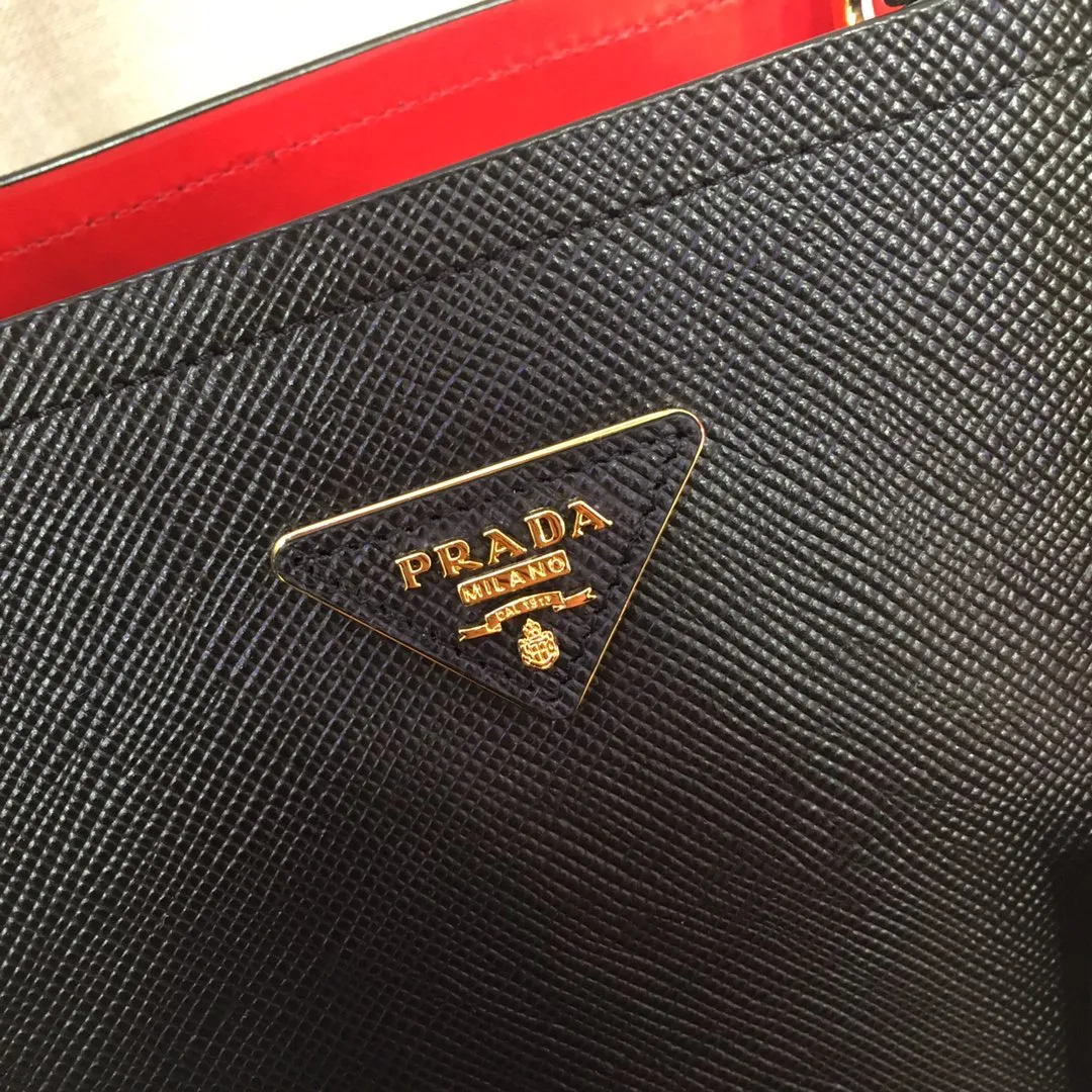💰1840🔆Exclusive first release🔆1BA212💋Original item🤙🤙Made of imported Saffiano leather material, with detachable shoulder strap, leather nameplate and metal logo complement each other. Leather-covered central pocket with magnetic buckle. Saffiano leather triangle logo. Contrast color nappa leather lining. This Double handbag has an elegant style, eye-catching and unique. It is also a popular style🙋🏻🙋🏻Length 22X Height 23X Bottom 13cm