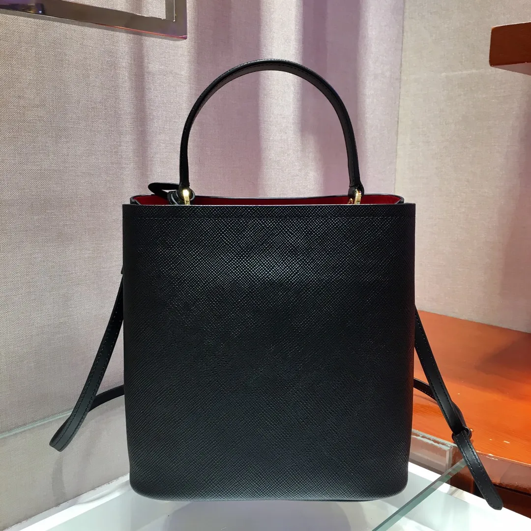 💰1840🔆Exclusive first release🔆1BA212💋Original item🤙🤙Made of imported Saffiano leather material, with detachable shoulder strap, leather nameplate and metal logo complement each other. Leather-covered central pocket with magnetic buckle. Saffiano leather triangle logo. Contrast color nappa leather lining. This Double handbag has an elegant style, eye-catching and unique. It is also a popular style🙋🏻🙋🏻Length 22X Height 23X Bottom 13cm