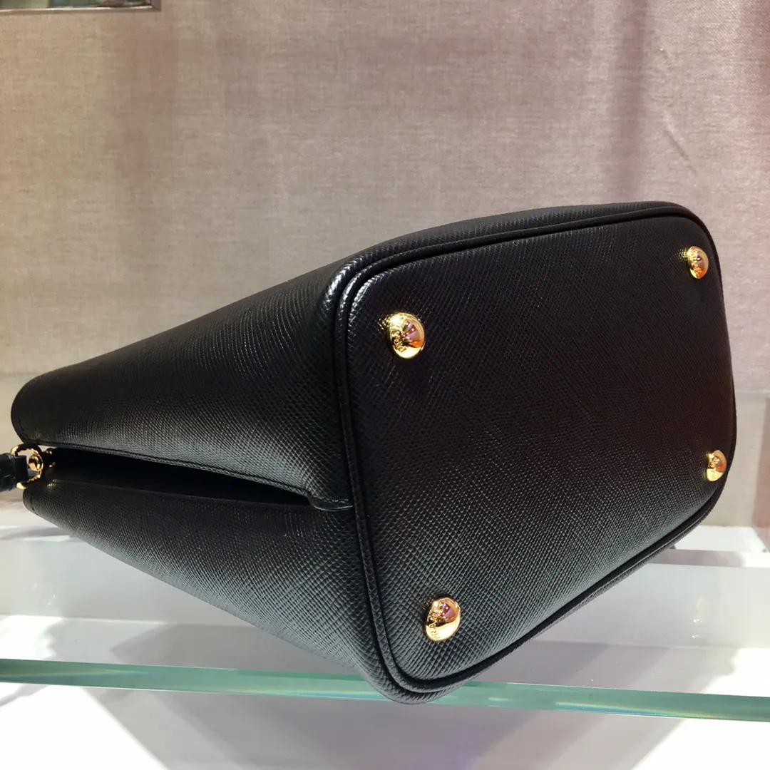 💰1840🔆Exclusive first release🔆1BA212💋Original item🤙🤙Made of imported Saffiano leather material, with detachable shoulder strap, leather nameplate and metal logo complement each other. Leather-covered central pocket with magnetic buckle. Saffiano leather triangle logo. Contrast color nappa leather lining. This Double handbag has an elegant style, eye-catching and unique. It is also a popular style🙋🏻🙋🏻Length 22X Height 23X Bottom 13cm