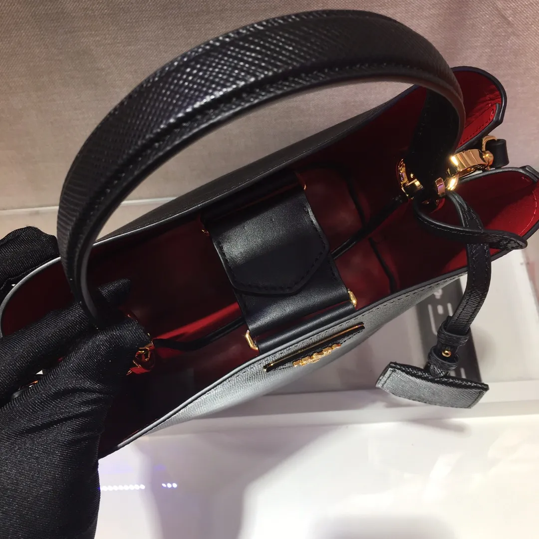 💰1840🔆Exclusive first release🔆1BA212💋Original item🤙🤙Made of imported Saffiano leather material, with detachable shoulder strap, leather nameplate and metal logo complement each other. Leather-covered central pocket with magnetic buckle. Saffiano leather triangle logo. Contrast color nappa leather lining. This Double handbag has an elegant style, eye-catching and unique. It is also a popular style🙋🏻🙋🏻Length 22X Height 23X Bottom 13cm
