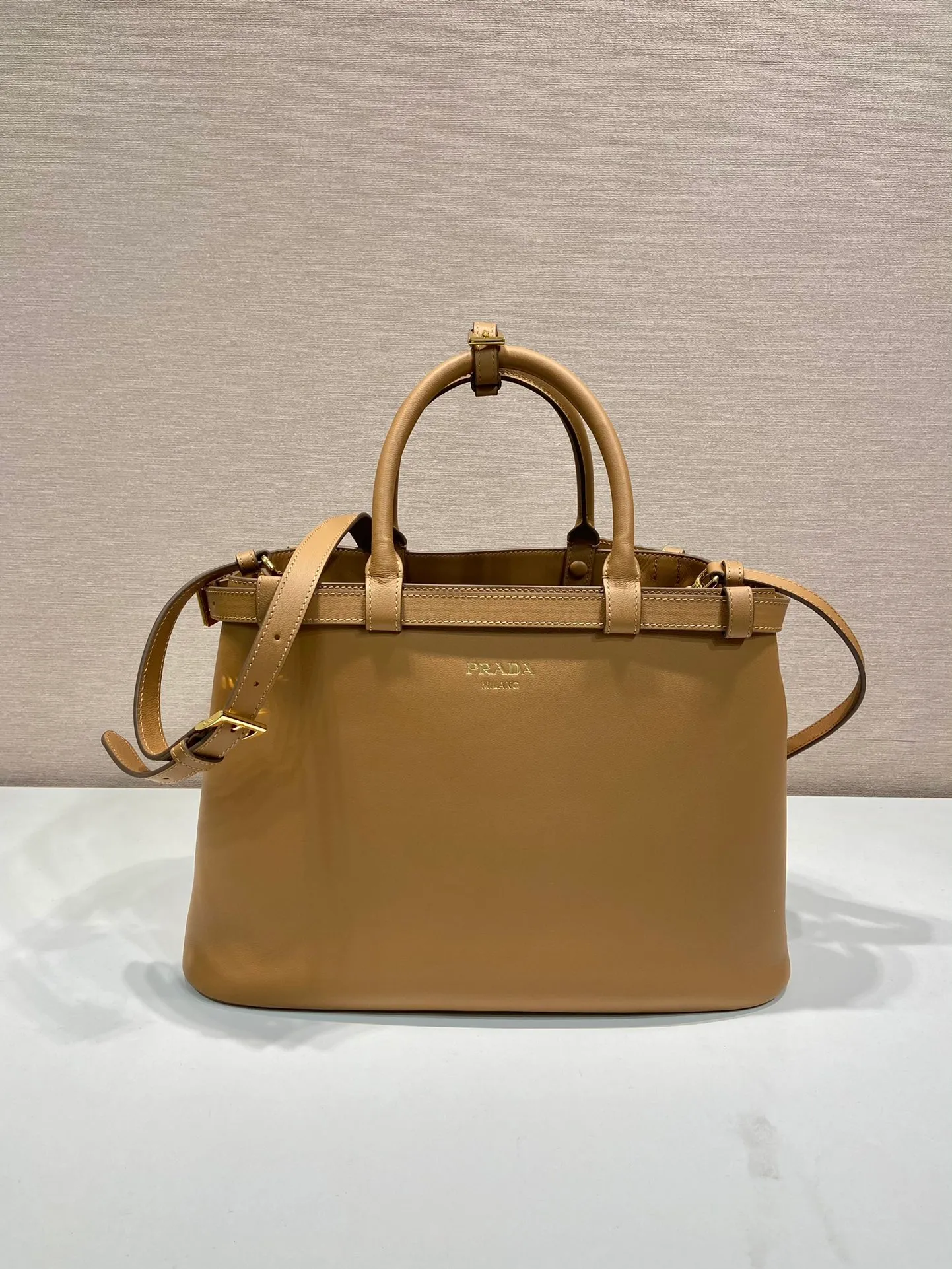 💰2040🎉New product🎉1BA417 large size new color🎉🎉 This handbag is made of imported calfskin, with imported soft sheepskin interior. It has a three-compartment design and a detachable/adjustable long shoulder strap. It has a modern and simple style and incorporates exquisite and delicate details. Simple and elegant, fashionable and practical, it is an ever-popular style. Baby, hurry up and get it🎉🎉 Length 35x Height 25x Bottom 14cm