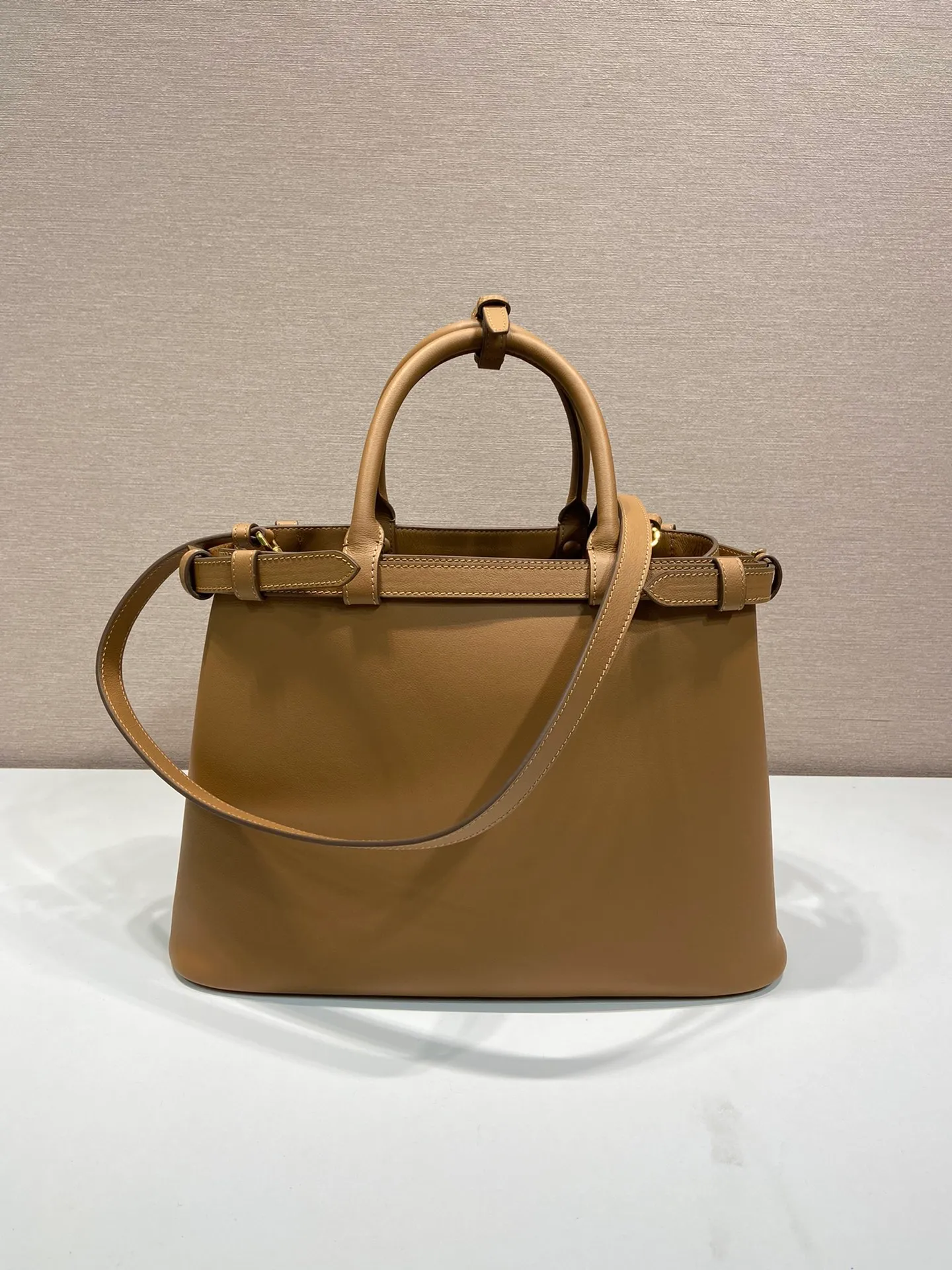 💰2040🎉New product🎉1BA417 large size new color🎉🎉 This handbag is made of imported calfskin, with imported soft sheepskin interior. It has a three-compartment design and a detachable/adjustable long shoulder strap. It has a modern and simple style and incorporates exquisite and delicate details. Simple and elegant, fashionable and practical, it is an ever-popular style. Baby, hurry up and get it🎉🎉 Length 35x Height 25x Bottom 14cm