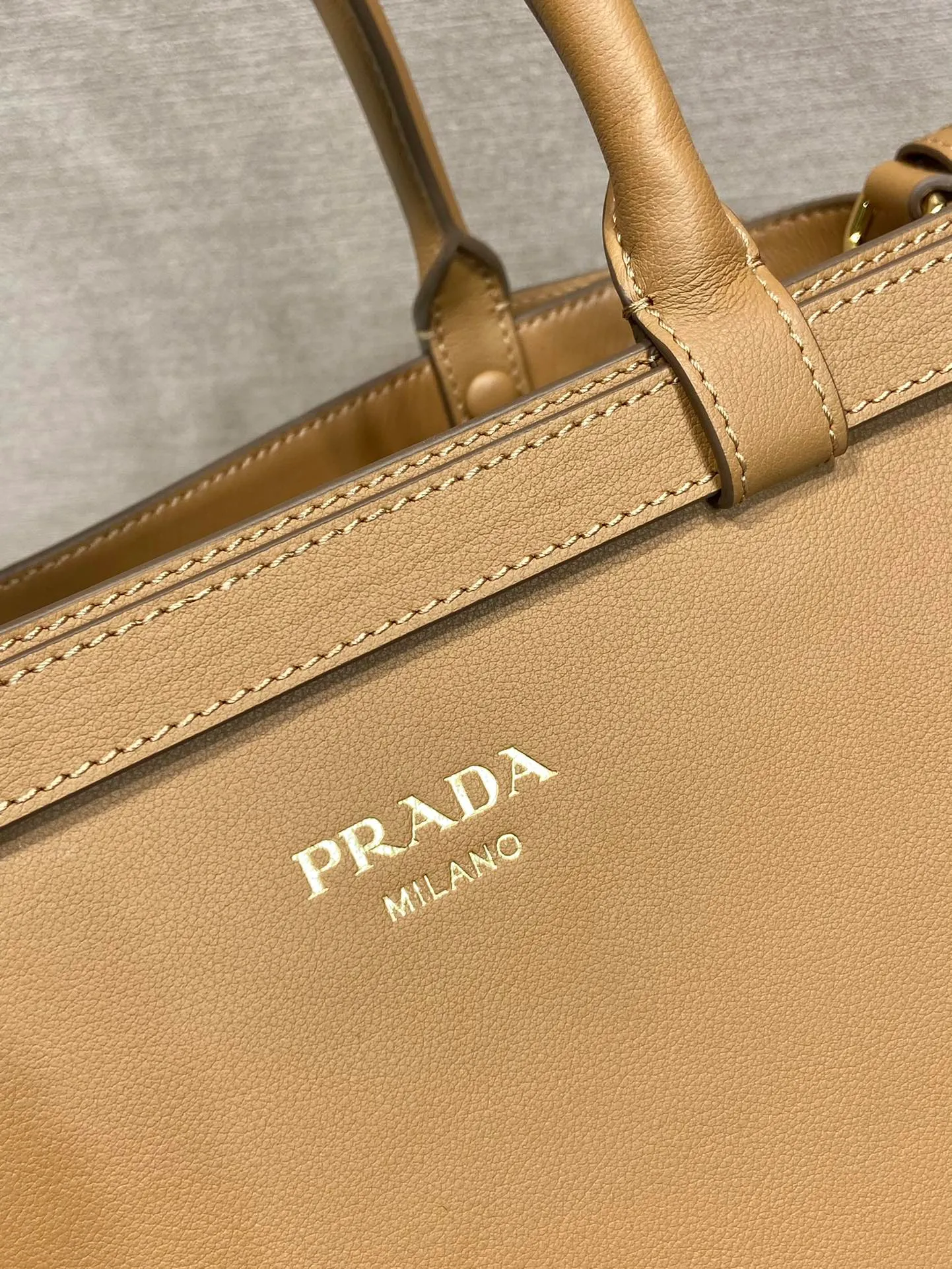 💰2040🎉New product🎉1BA417 large size new color🎉🎉 This handbag is made of imported calfskin, with imported soft sheepskin interior. It has a three-compartment design and a detachable/adjustable long shoulder strap. It has a modern and simple style and incorporates exquisite and delicate details. Simple and elegant, fashionable and practical, it is an ever-popular style. Baby, hurry up and get it🎉🎉 Length 35x Height 25x Bottom 14cm