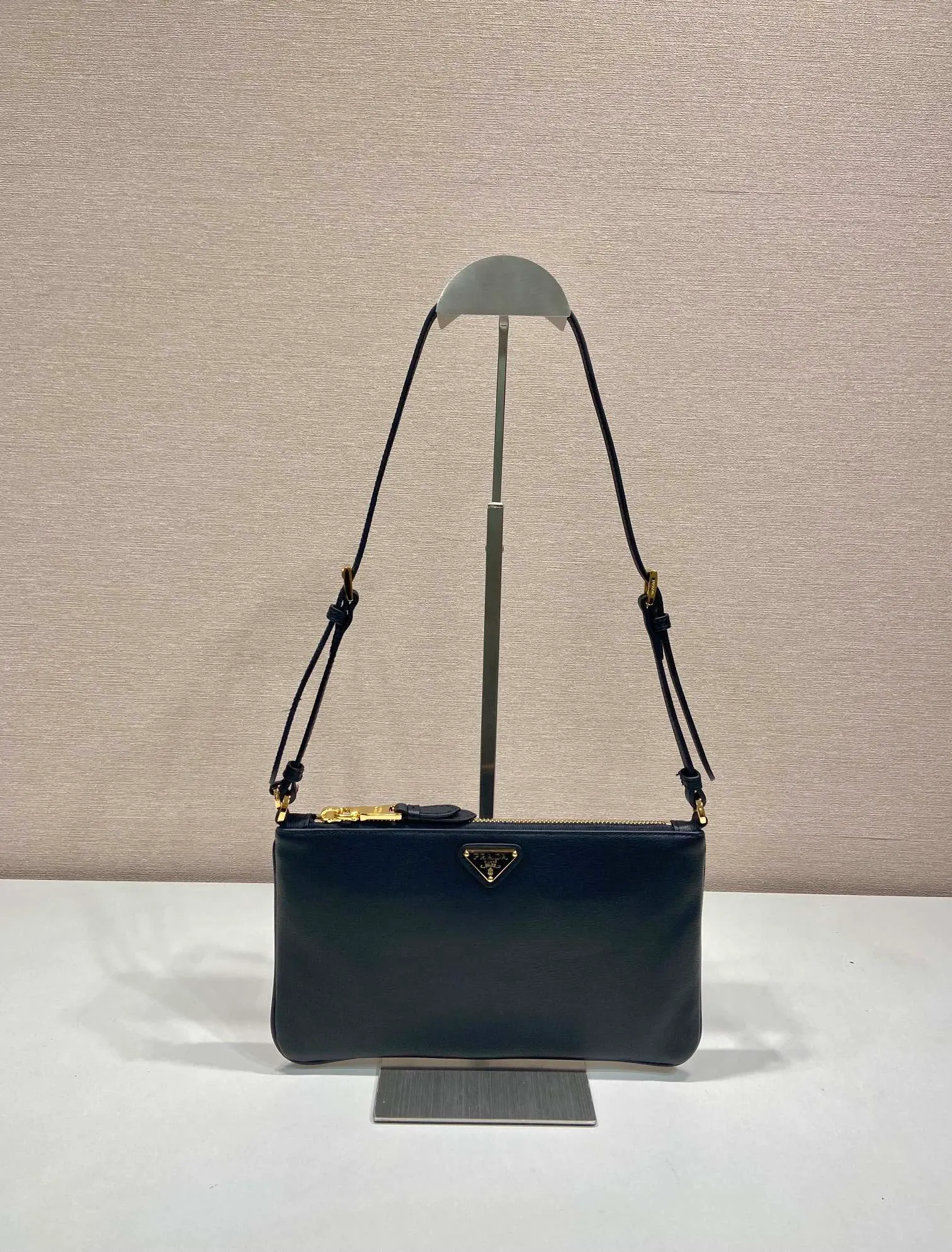 💰900🎉New armpit bag🎉1NE545A calfskin/1BC238🎉🎉 This armpit bag is made of imported calfskin, metal triangle logo, large capacity, light and practical, the upper body effect is very beautiful and fashionable, and it is a popular style that will never go out of style, babies, hurry up and get it! Length 24x Height 14cm🎉🎉🎉💰💰💰