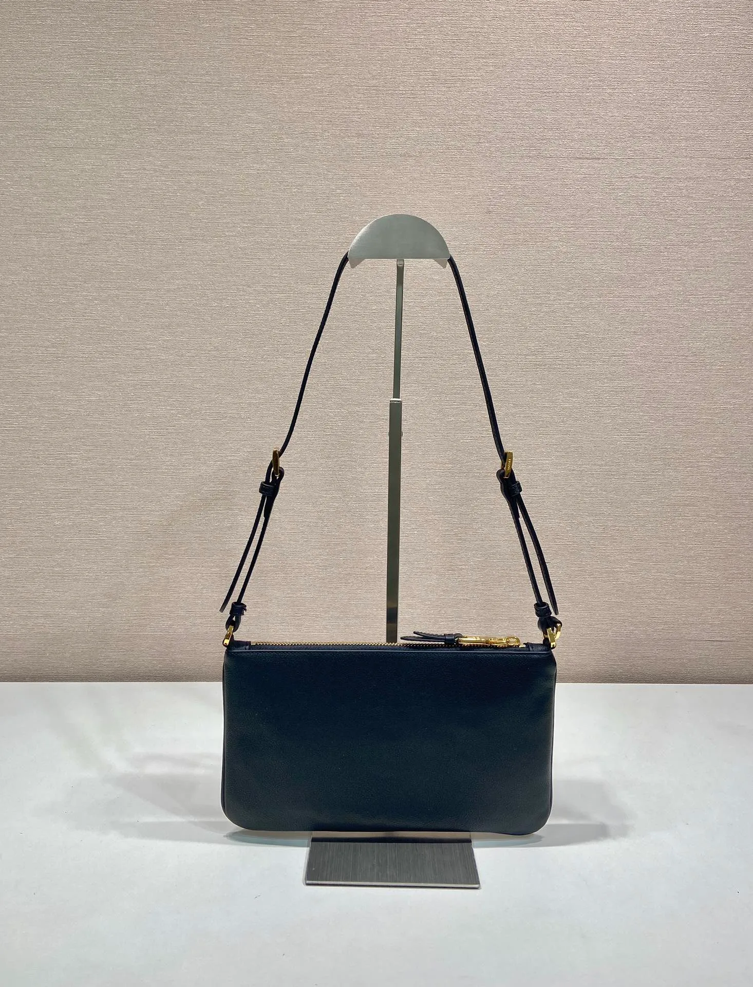 💰900🎉New armpit bag🎉1NE545A calfskin/1BC238🎉🎉 This armpit bag is made of imported calfskin, metal triangle logo, large capacity, light and practical, the upper body effect is very beautiful and fashionable, and it is a popular style that will never go out of style, babies, hurry up and get it! Length 24x Height 14cm🎉🎉🎉💰💰💰