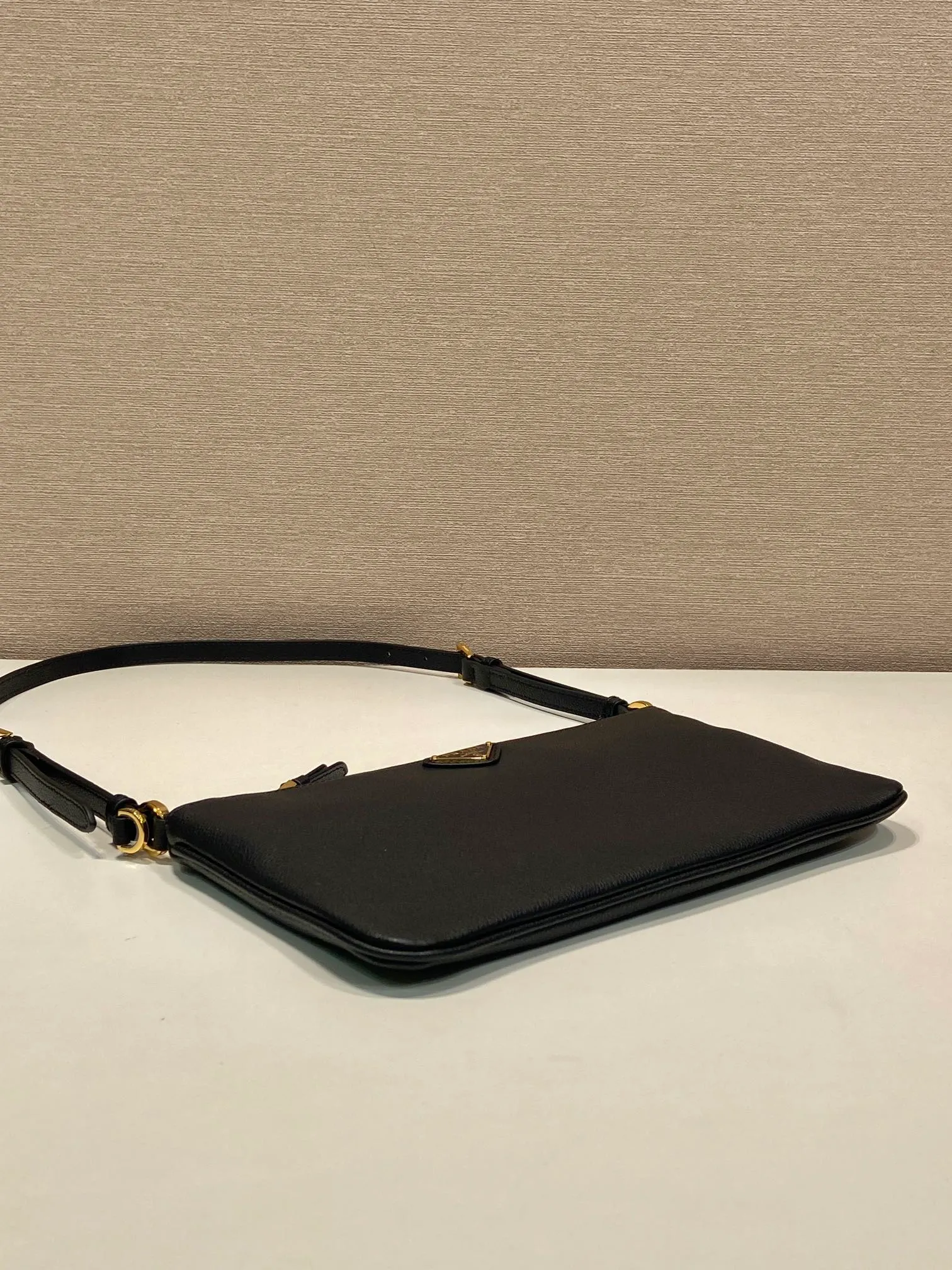 💰900🎉New armpit bag🎉1NE545A calfskin/1BC238🎉🎉 This armpit bag is made of imported calfskin, metal triangle logo, large capacity, light and practical, the upper body effect is very beautiful and fashionable, and it is a popular style that will never go out of style, babies, hurry up and get it! Length 24x Height 14cm🎉🎉🎉💰💰💰