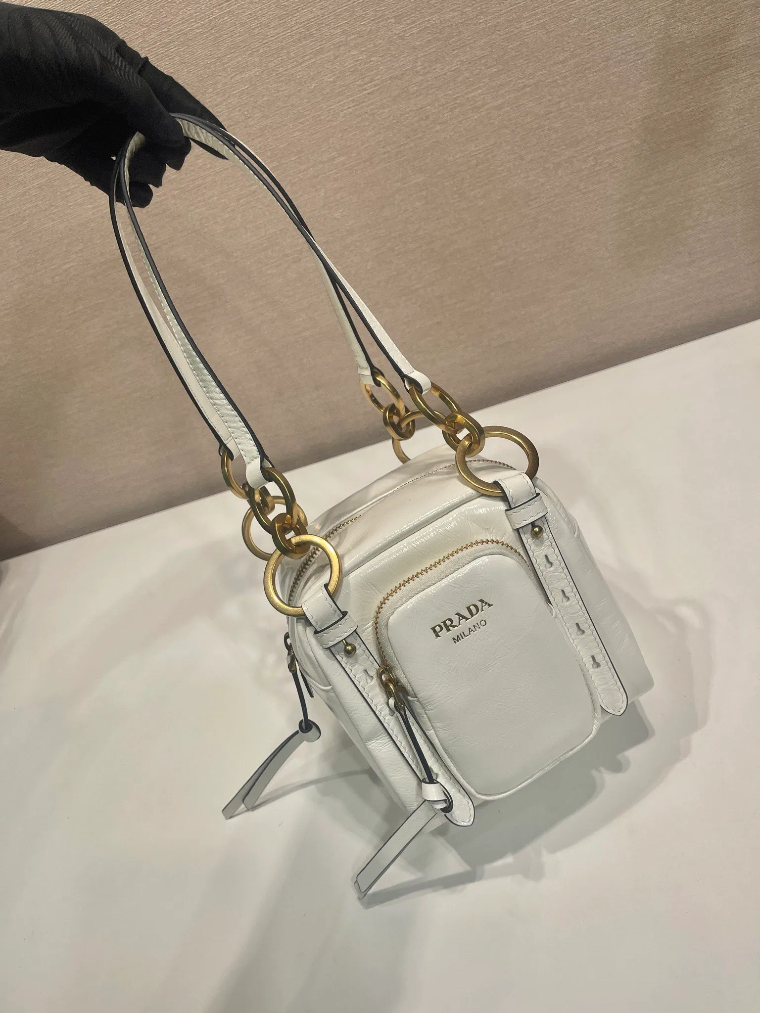 💰1500🎉New oil wax leather🎉1BB137 small size🎉💰 This new square handbag is made of soft oil wax leather with a retro feel. Retro metal hardware and zipper pockets with archive elements highlight the retro charm. It has large capacity and can be carried by hand or shoulder strap. The upper body effect is fashionable and towering. It is also a popular style that will never go out of style. Get it now🎉 Length 14x Height 14x Bottom 13.5cm🎉🎉🎉💰💰💰