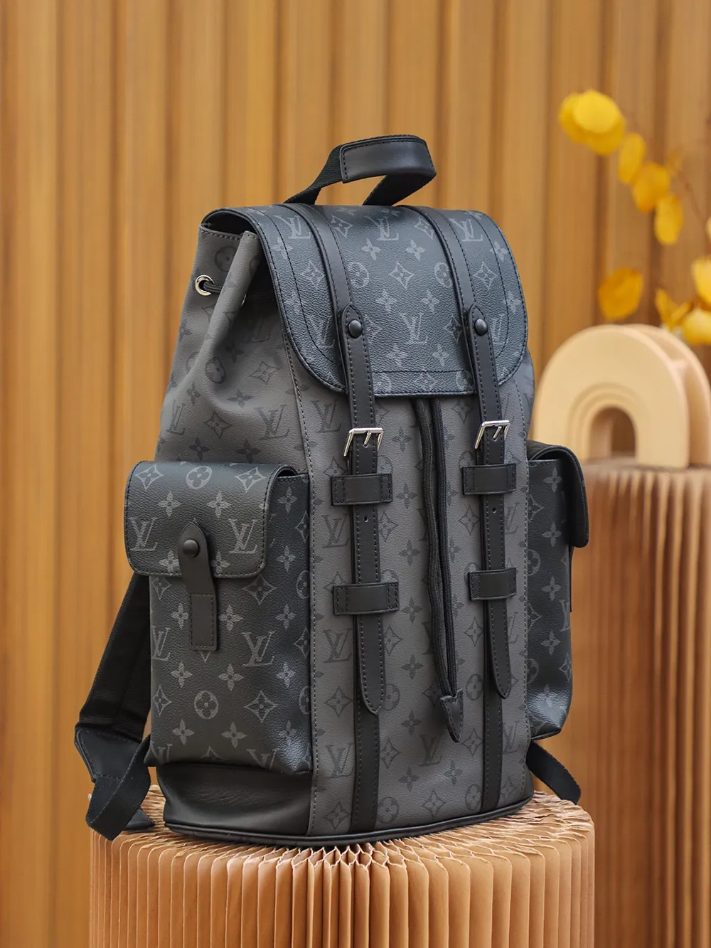 P¥960👉nfc163C01 dynamic chip version👈【Top inspection-free all-steel hardware】𝐂𝐇𝐑𝐈𝐒𝐓𝐎𝐏𝐇𝐄𝐑 Backpack M45419 Silver Flower Black Flower French original leather🇫🇷Pure steel hardware Size: 38*44*12.5cm A unisex backpack, a daily bag that is very suitable for outdoor use. Its attractive design style is quite tasteful and can easily meet the daily travel capacity. It can hold laptops, books, documents, etc., and the flap closure snaps and drawstrings are more layered and retro. It is an almost versatile bag shape! This model has a high utilization rate and is a must-have for daily commuting and traveling. It doesn’t matter how tall you are.