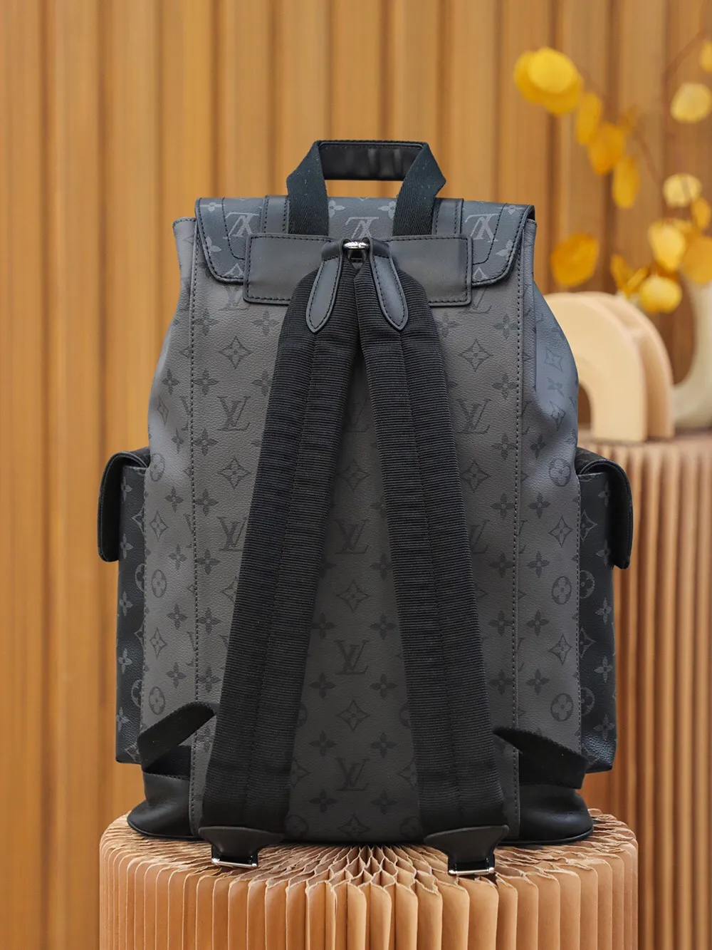 P¥960👉nfc163C01 dynamic chip version👈【Top inspection-free all-steel hardware】𝐂𝐇𝐑𝐈𝐒𝐓𝐎𝐏𝐇𝐄𝐑 Backpack M45419 Silver Flower Black Flower French original leather🇫🇷Pure steel hardware Size: 38*44*12.5cm A unisex backpack, a daily bag that is very suitable for outdoor use. Its attractive design style is quite tasteful and can easily meet the daily travel capacity. It can hold laptops, books, documents, etc., and the flap closure snaps and drawstrings are more layered and retro. It is an almost versatile bag shape! This model has a high utilization rate and is a must-have for daily commuting and traveling. It doesn’t matter how tall you are.