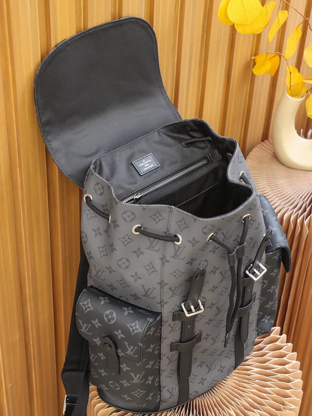 P¥960👉nfc163C01 dynamic chip version👈【Top inspection-free all-steel hardware】𝐂𝐇𝐑𝐈𝐒𝐓𝐎𝐏𝐇𝐄𝐑 Backpack M45419 Silver Flower Black Flower French original leather🇫🇷Pure steel hardware Size: 38*44*12.5cm A unisex backpack, a daily bag that is very suitable for outdoor use. Its attractive design style is quite tasteful and can easily meet the daily travel capacity. It can hold laptops, books, documents, etc., and the flap closure snaps and drawstrings are more layered and retro. It is an almost versatile bag shape! This model has a high utilization rate and is a must-have for daily commuting and traveling. It doesn’t matter how tall you are.
