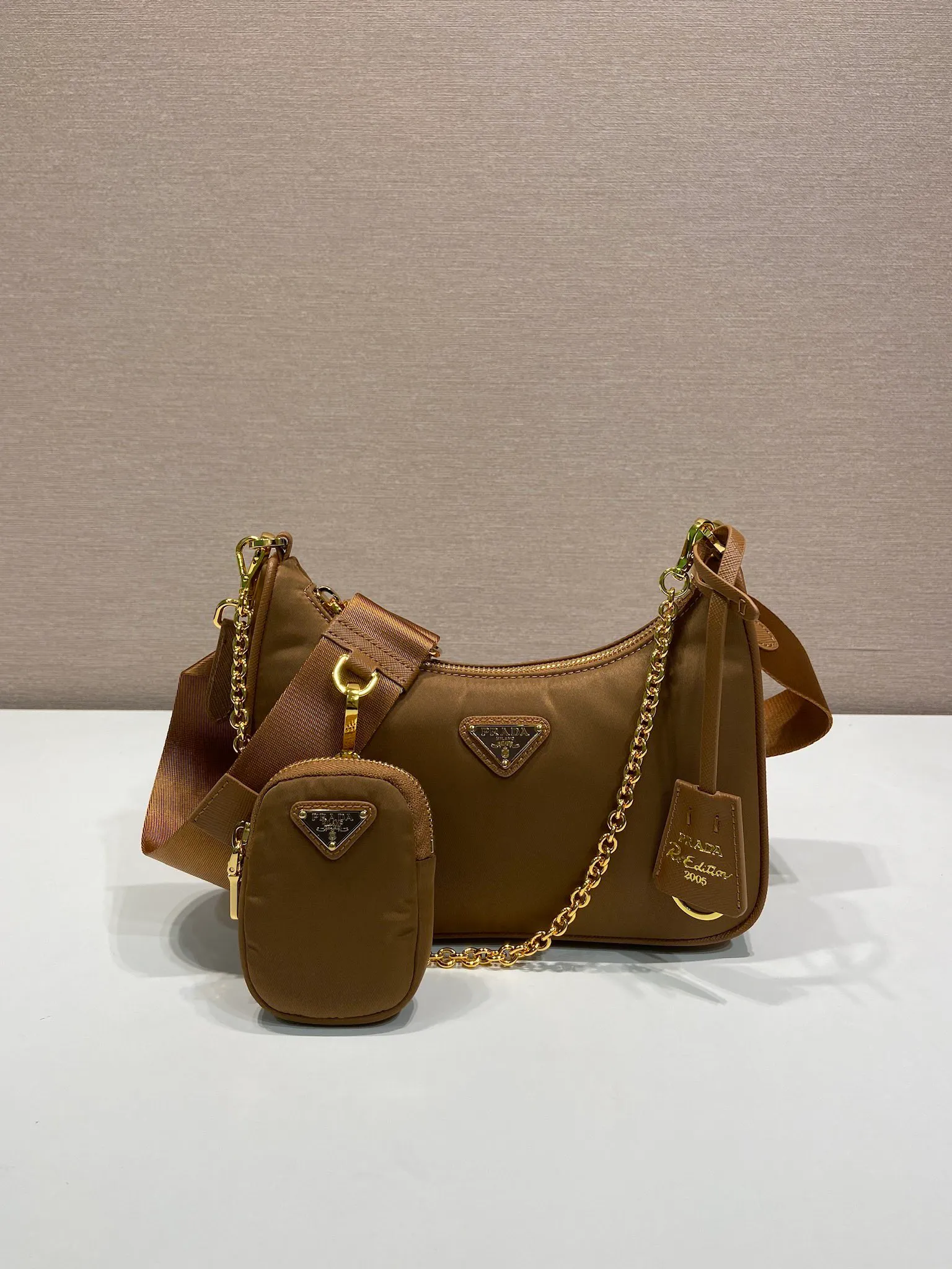 💰1000🎉Hot-selling gold hardware🎉🎉New color 1BH204 gold hardware, nylon Hobo handbag/armpit bag😘😘Hobo, a group of Internet celebrity sisters who are crazy about planting and popular in the fashion circle, has a new style! 👏👏The design of this Hobo bag is great👍👍One bag with three uses😘😘waist bag/crossbody/single shoulder bag👍👍The handle is replaced by a gold chain, which makes the armpit bag more sexy. It also has a long shoulder strap. What I love most is that the shoulder strap also has a small pendant (small bag), which can also be hung on other bags and pants as accessories. 🙊🙊There is no problem in matching various clothes in normal times😘😘Babies, hurry up and get it, it’s so beautiful🙊🙊Dimensions: Length 22X Height 12x Bottom 6cm👏👏👏💰💰💰