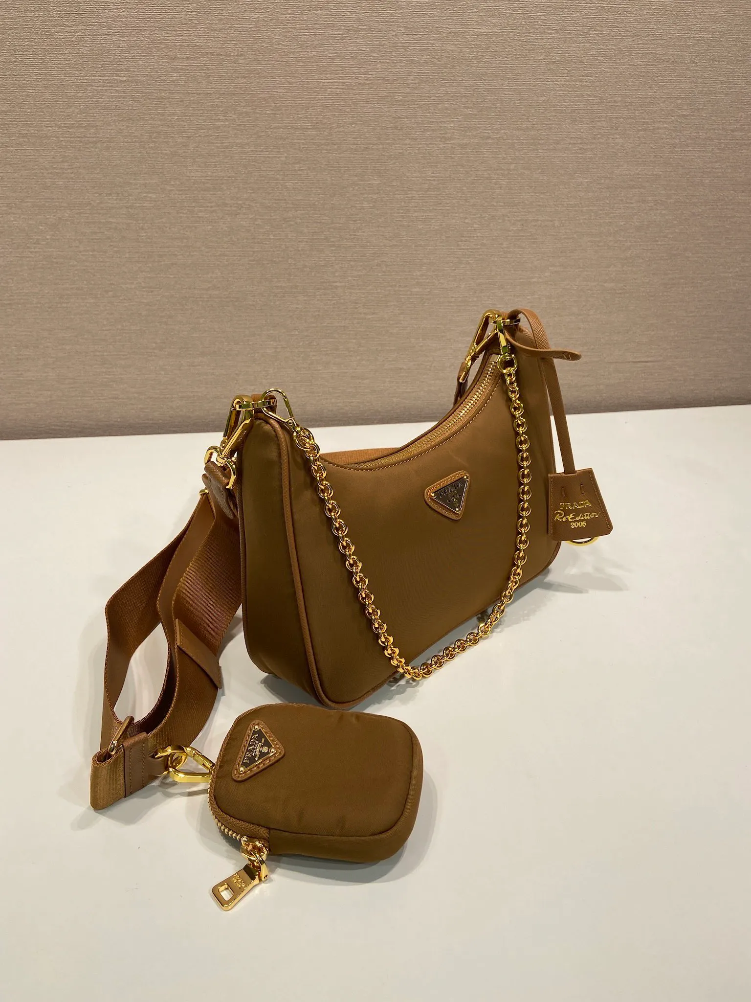 💰1000🎉Hot-selling gold hardware🎉🎉New color 1BH204 gold hardware, nylon Hobo handbag/armpit bag😘😘Hobo, a group of Internet celebrity sisters who are crazy about planting and popular in the fashion circle, has a new style! 👏👏The design of this Hobo bag is great👍👍One bag with three uses😘😘waist bag/crossbody/single shoulder bag👍👍The handle is replaced by a gold chain, which makes the armpit bag more sexy. It also has a long shoulder strap. What I love most is that the shoulder strap also has a small pendant (small bag), which can also be hung on other bags and pants as accessories. 🙊🙊There is no problem in matching various clothes in normal times😘😘Babies, hurry up and get it, it’s so beautiful🙊🙊Dimensions: Length 22X Height 12x Bottom 6cm👏👏👏💰💰💰