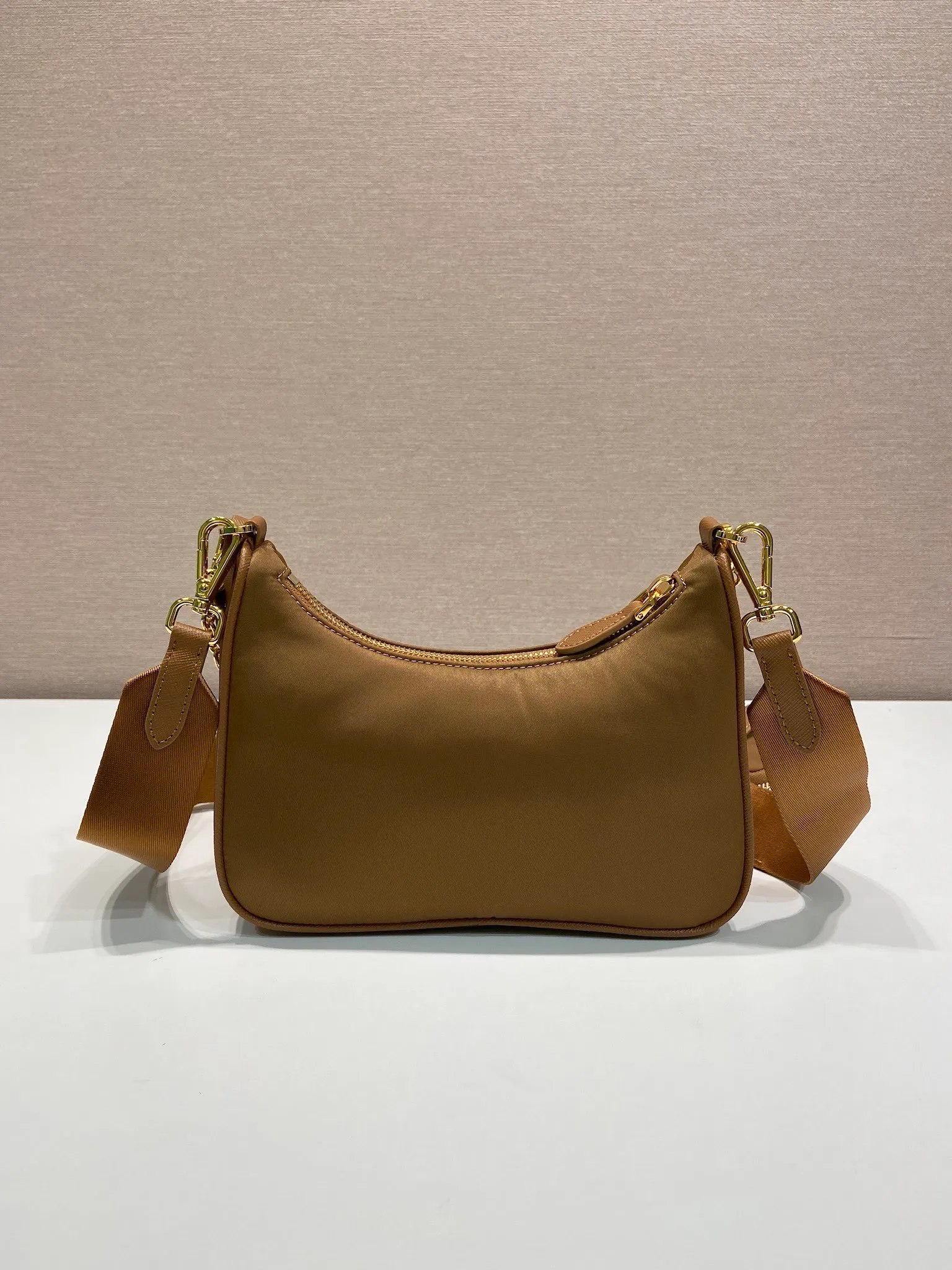 💰1000🎉Hot-selling gold hardware🎉🎉New color 1BH204 gold hardware, nylon Hobo handbag/armpit bag😘😘Hobo, a group of Internet celebrity sisters who are crazy about planting and popular in the fashion circle, has a new style! 👏👏The design of this Hobo bag is great👍👍One bag with three uses😘😘waist bag/crossbody/single shoulder bag👍👍The handle is replaced by a gold chain, which makes the armpit bag more sexy. It also has a long shoulder strap. What I love most is that the shoulder strap also has a small pendant (small bag), which can also be hung on other bags and pants as accessories. 🙊🙊There is no problem in matching various clothes in normal times😘😘Babies, hurry up and get it, it’s so beautiful🙊🙊Dimensions: Length 22X Height 12x Bottom 6cm👏👏👏💰💰💰