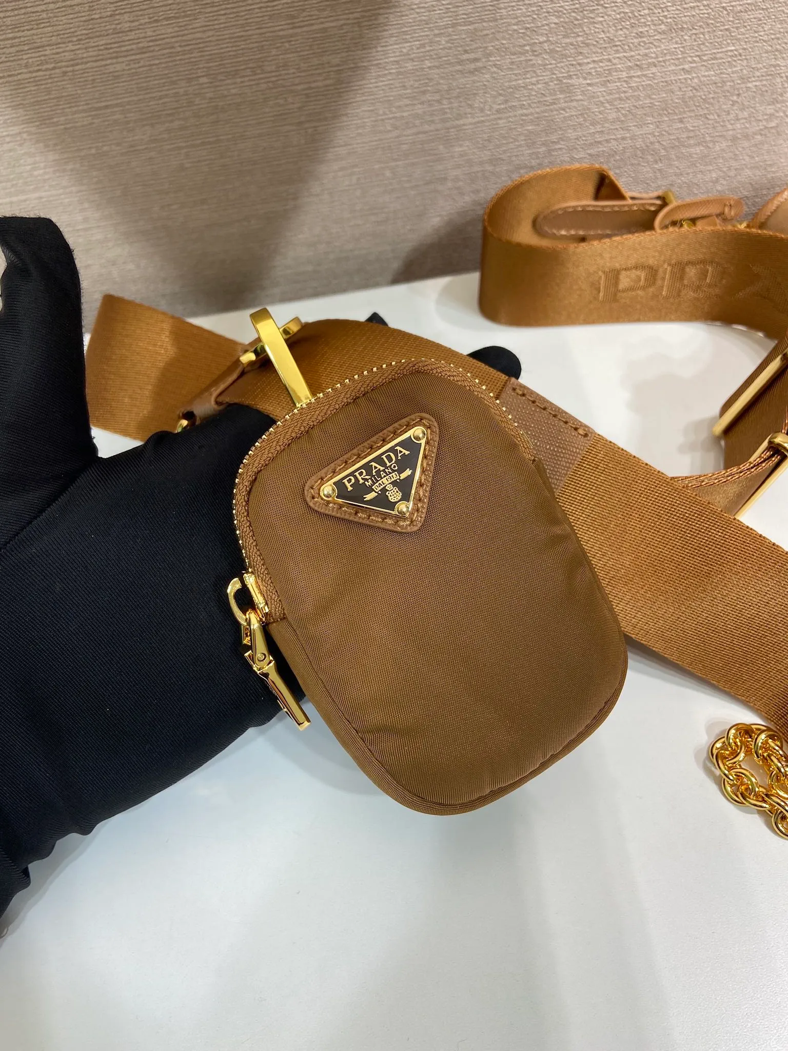 💰1000🎉Hot-selling gold hardware🎉🎉New color 1BH204 gold hardware, nylon Hobo handbag/armpit bag😘😘Hobo, a group of Internet celebrity sisters who are crazy about planting and popular in the fashion circle, has a new style! 👏👏The design of this Hobo bag is great👍👍One bag with three uses😘😘waist bag/crossbody/single shoulder bag👍👍The handle is replaced by a gold chain, which makes the armpit bag more sexy. It also has a long shoulder strap. What I love most is that the shoulder strap also has a small pendant (small bag), which can also be hung on other bags and pants as accessories. 🙊🙊There is no problem in matching various clothes in normal times😘😘Babies, hurry up and get it, it’s so beautiful🙊🙊Dimensions: Length 22X Height 12x Bottom 6cm👏👏👏💰💰💰