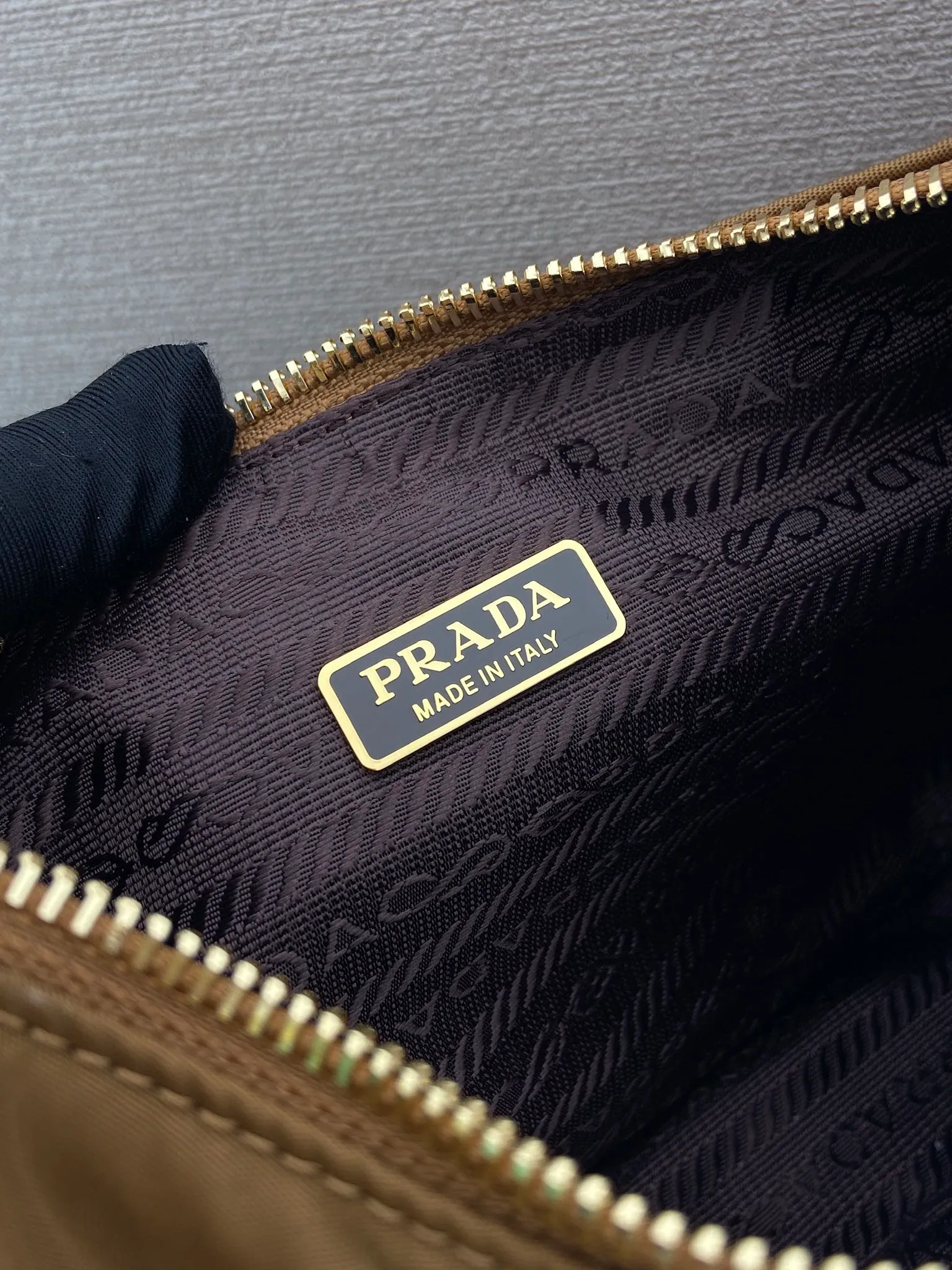 💰1000🎉Hot-selling gold hardware🎉🎉New color 1BH204 gold hardware, nylon Hobo handbag/armpit bag😘😘Hobo, a group of Internet celebrity sisters who are crazy about planting and popular in the fashion circle, has a new style! 👏👏The design of this Hobo bag is great👍👍One bag with three uses😘😘waist bag/crossbody/single shoulder bag👍👍The handle is replaced by a gold chain, which makes the armpit bag more sexy. It also has a long shoulder strap. What I love most is that the shoulder strap also has a small pendant (small bag), which can also be hung on other bags and pants as accessories. 🙊🙊There is no problem in matching various clothes in normal times😘😘Babies, hurry up and get it, it’s so beautiful🙊🙊Dimensions: Length 22X Height 12x Bottom 6cm👏👏👏💰💰💰