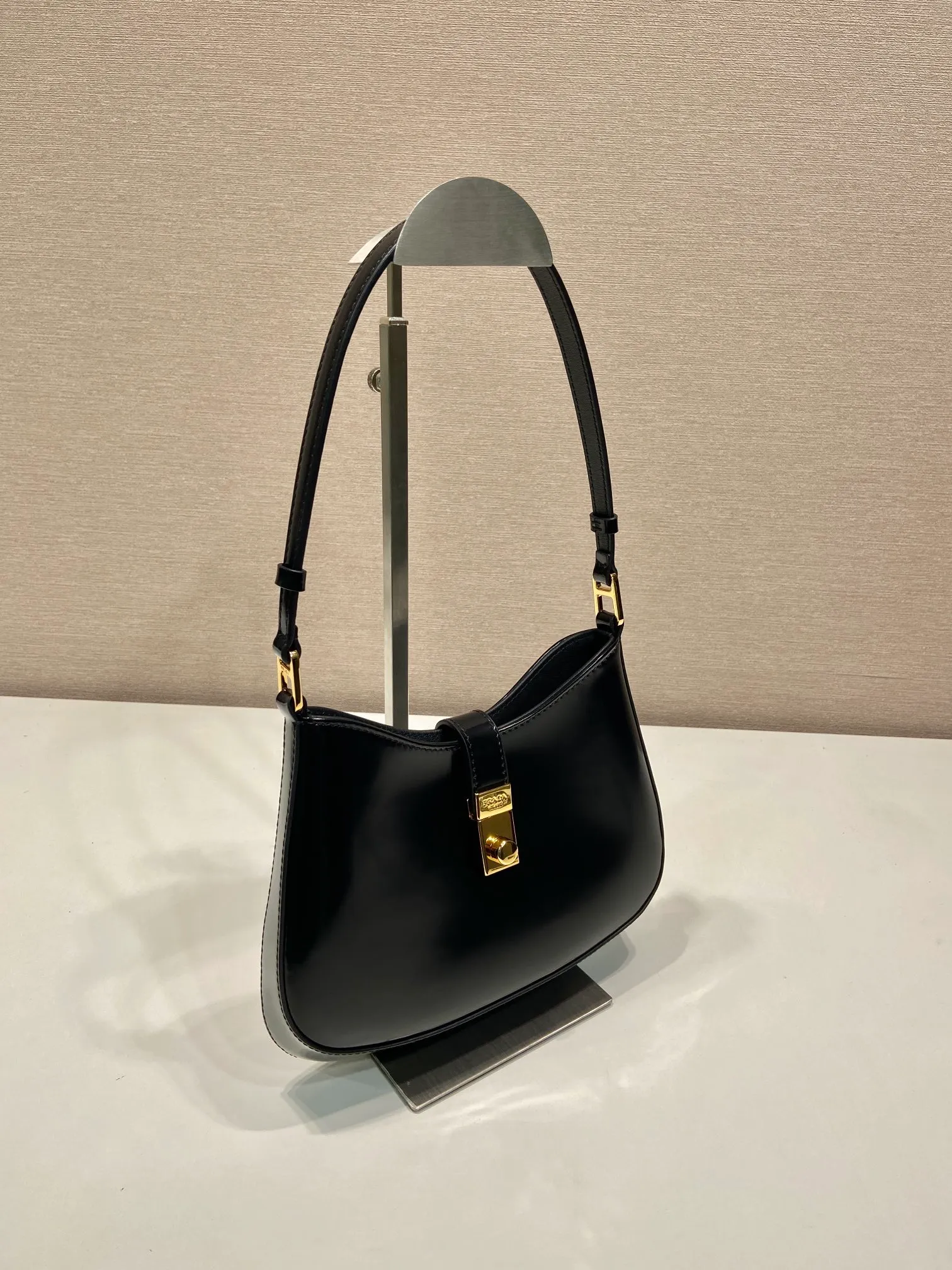 💰1120🎉New armpit bag🎉🎉1BC169A🎉🎉 This Cheo shoulder bag is made of imported glossy cowhide and can be carried by hand or shoulder. Front lock closure. Reveal sophistication. The special-shaped bag design is cool and fashionable. It has enough capacity and can be packed easily. It’s perfect🎉If you like babies, hurry up and get it🎉🎉Another popular style that will never go out of style🎉🎉 Length 22x Height 18.5x Bottom 4.5cm🎉🎉🎉