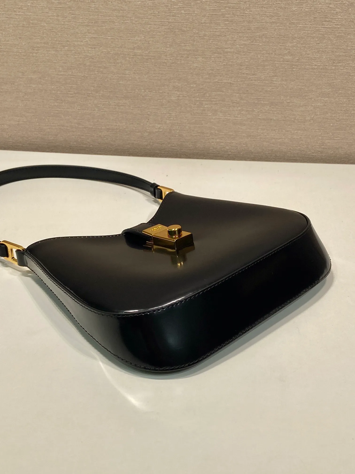 💰1120🎉New armpit bag🎉🎉1BC169A🎉🎉 This Cheo shoulder bag is made of imported glossy cowhide and can be carried by hand or shoulder. Front lock closure. Reveal sophistication. The special-shaped bag design is cool and fashionable. It has enough capacity and can be packed easily. It’s perfect🎉If you like babies, hurry up and get it🎉🎉Another popular style that will never go out of style🎉🎉 Length 22x Height 18.5x Bottom 4.5cm🎉🎉🎉