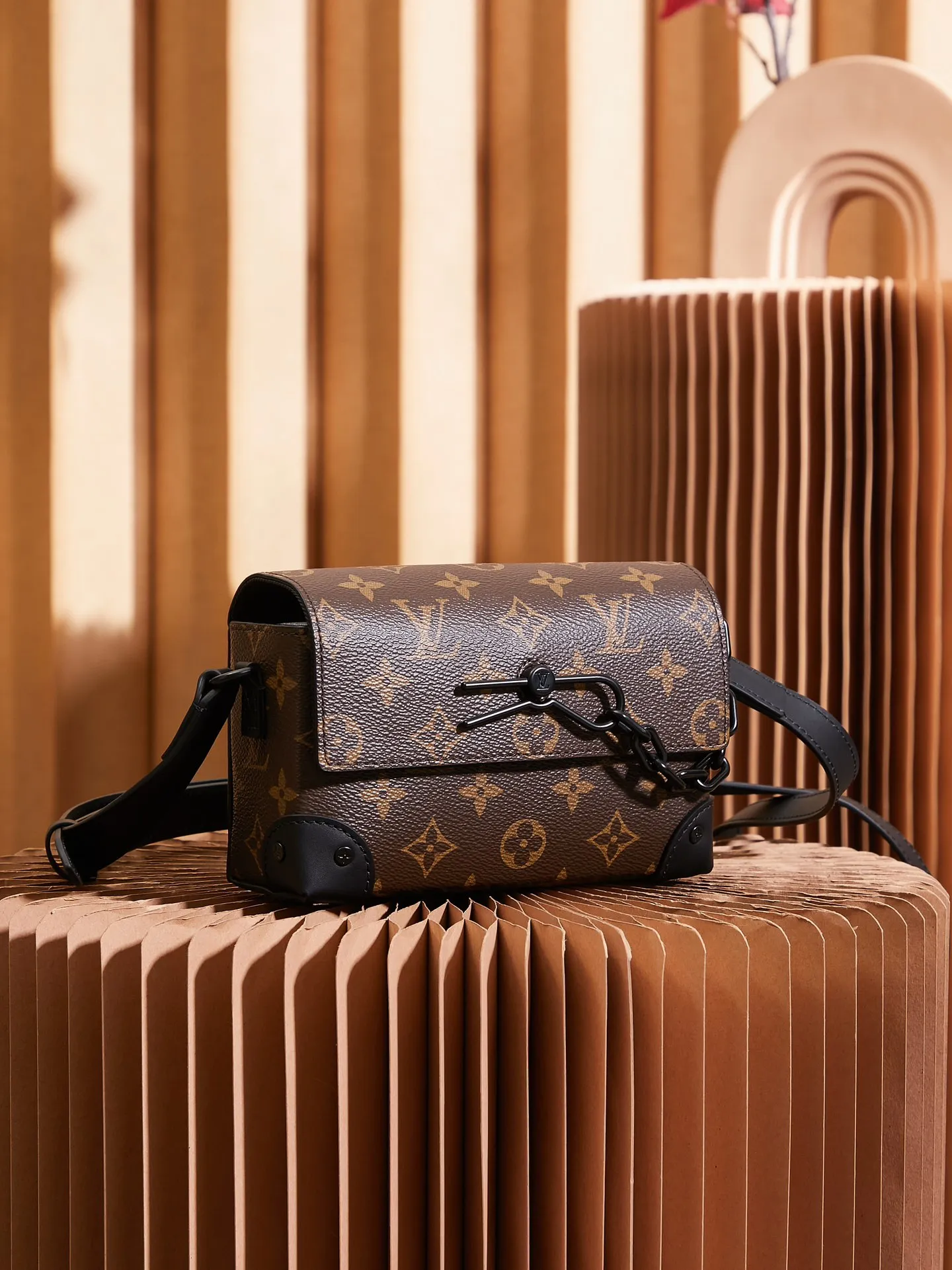 P¥680👉nfc dynamic chip version👈[Top-grade inspection-free all-steel hardware] This Steamer mini handbag is made of Monogram Macassar canvas and is recognizable with decorative chains and brooches. The reinforced corners trace back to the brand's box-making tradition. The magnetic buckle design makes it easy to access small items. The adjustable shoulder strap allows you to choose to carry it on the shoulder or cross-body. Monogram Macassar coated canvas, cow leather trim, fabric lining, metal hardware, Steamer style chain, magnetic closure, zippered inner pocket, shoulder strap: non-detachable, adjustable! ! Model: M83613; Size: 18x11x6.5CM