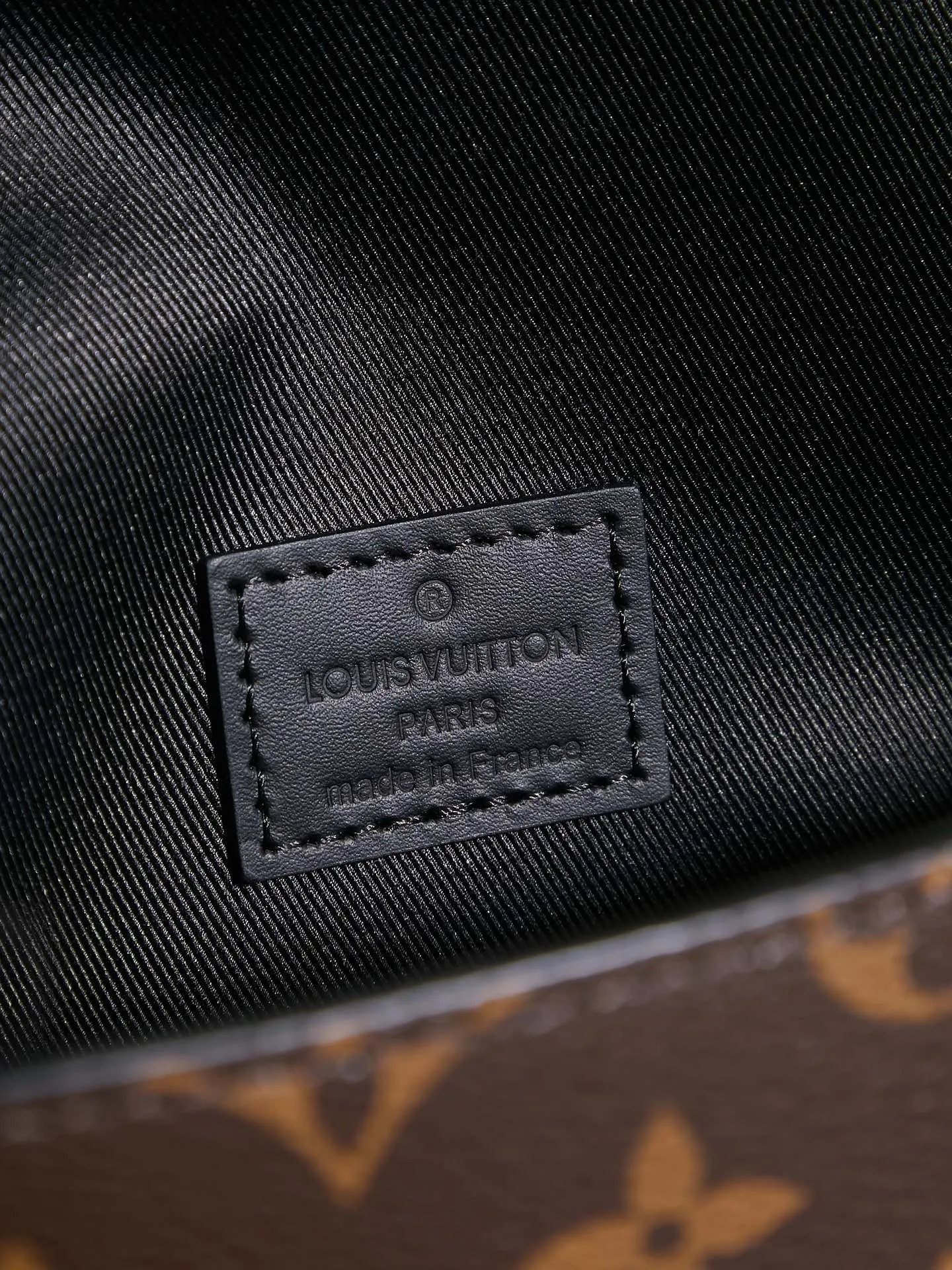 P¥680👉nfc dynamic chip version👈[Top-grade inspection-free all-steel hardware] This Steamer mini handbag is made of Monogram Macassar canvas and is recognizable with decorative chains and brooches. The reinforced corners trace back to the brand's box-making tradition. The magnetic buckle design makes it easy to access small items. The adjustable shoulder strap allows you to choose to carry it on the shoulder or cross-body. Monogram Macassar coated canvas, cow leather trim, fabric lining, metal hardware, Steamer style chain, magnetic closure, zippered inner pocket, shoulder strap: non-detachable, adjustable! ! Model: M83613; Size: 18x11x6.5CM