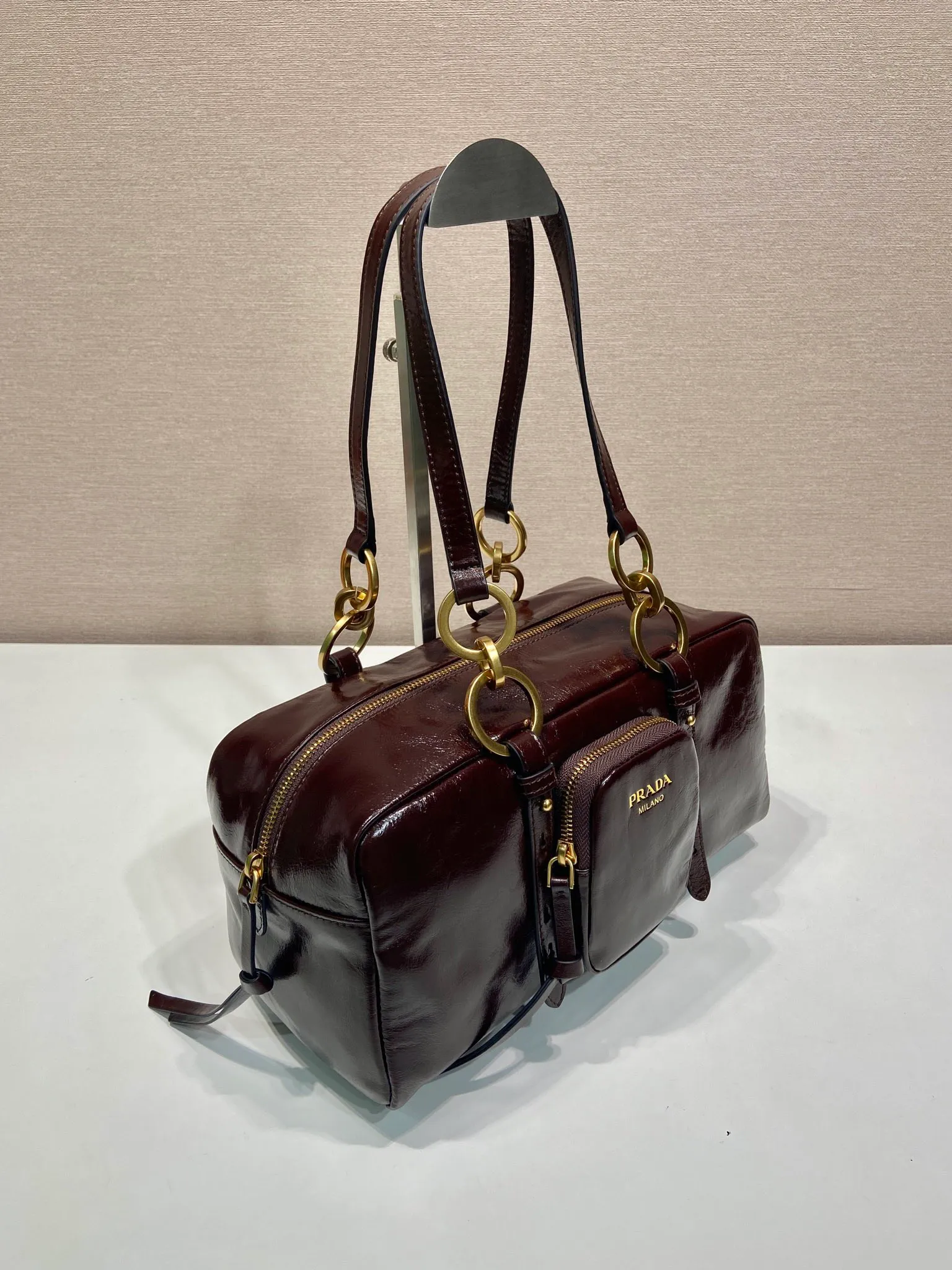 💰1700🎉New oil wax leather🎉1BB138 large🎉🎉 This shoulder bag is reinterpreted with soft oil wax leather design, retro metal hardware and zipper pockets with archive elements, highlighting the retro charm. It can be carried on the shoulder or in the hand, has a large capacity, and the upper body effect is very fashionable and versatile. Another popular style that never goes out of style, beauties 😘 hurry up and get it🎉🎉 Length 30x height 14x base 13.5cm🎉🎉🎉💰💰💰