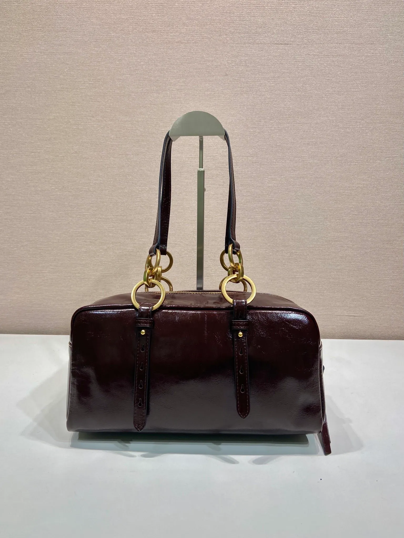 💰1700🎉New oil wax leather🎉1BB138 large🎉🎉 This shoulder bag is reinterpreted with soft oil wax leather design, retro metal hardware and zipper pockets with archive elements, highlighting the retro charm. It can be carried on the shoulder or in the hand, has a large capacity, and the upper body effect is very fashionable and versatile. Another popular style that never goes out of style, beauties 😘 hurry up and get it🎉🎉 Length 30x height 14x base 13.5cm🎉🎉🎉💰💰💰