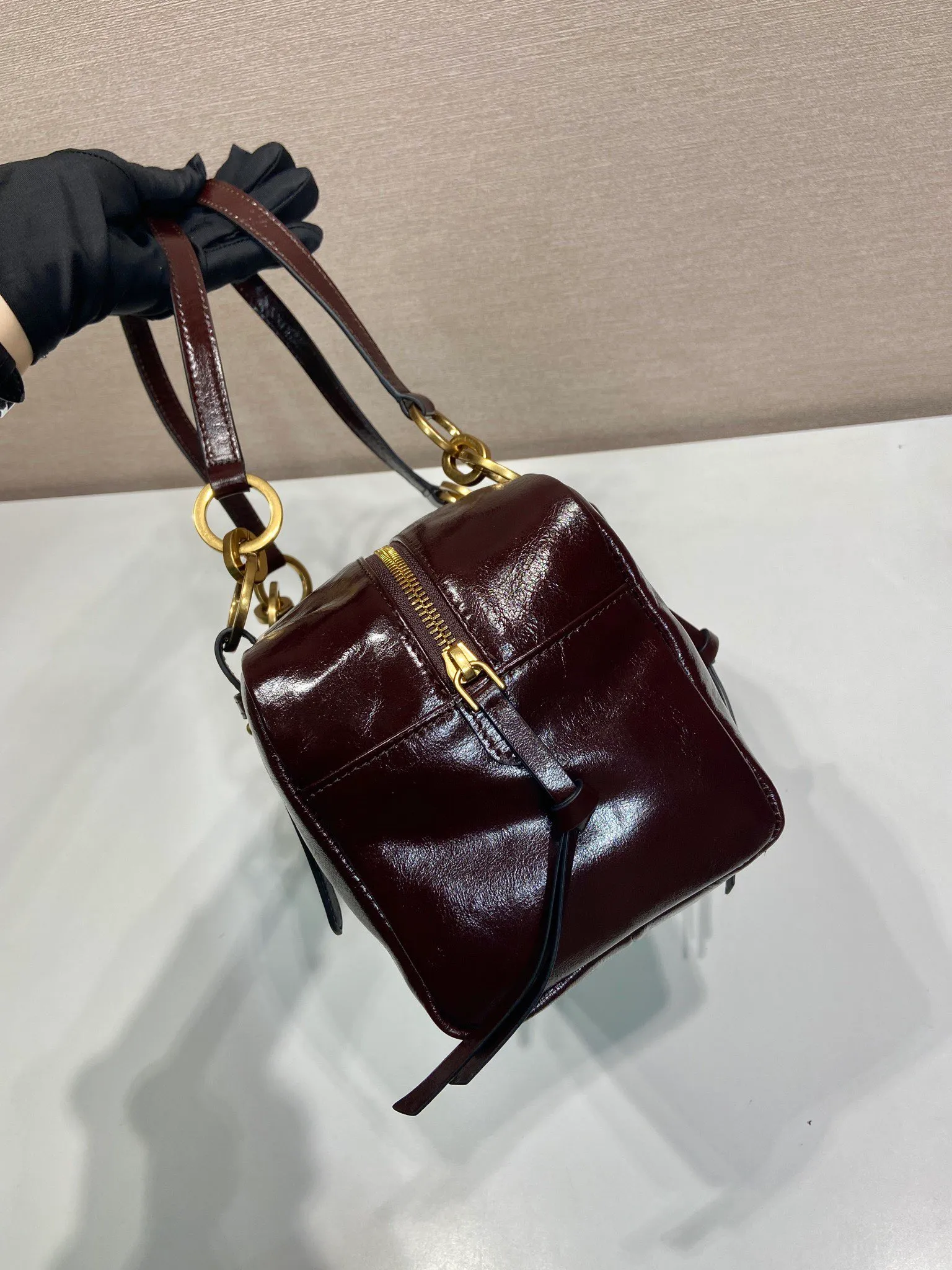 💰1700🎉New oil wax leather🎉1BB138 large🎉🎉 This shoulder bag is reinterpreted with soft oil wax leather design, retro metal hardware and zipper pockets with archive elements, highlighting the retro charm. It can be carried on the shoulder or in the hand, has a large capacity, and the upper body effect is very fashionable and versatile. Another popular style that never goes out of style, beauties 😘 hurry up and get it🎉🎉 Length 30x height 14x base 13.5cm🎉🎉🎉💰💰💰