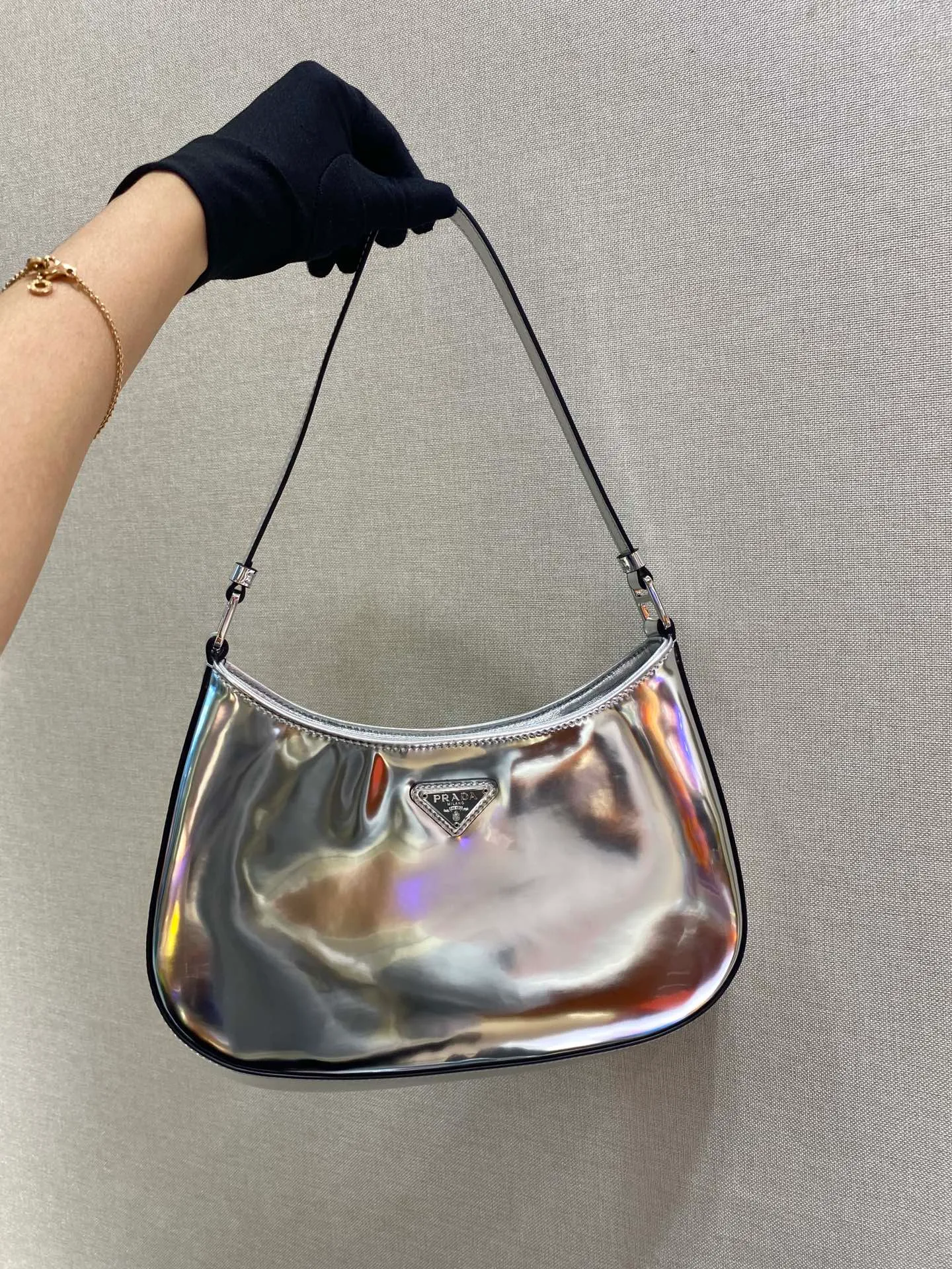 💰1120🎉New armpit bag🎉New second-hand armpit bag😘😘 This year's hot second-hand armpit bag has always been very popular, the whole leather is delicate and smooth, the special-shaped bag design is cool and fashionable, the capacity is sufficient, it is light and can be packed, it is not outdated, it is perfect, the retro feel concave shape is another Internet celebrity's popular style🙊🙊 Style number: 1BC499 Length 26.5x Height 15x Bottom 4cm