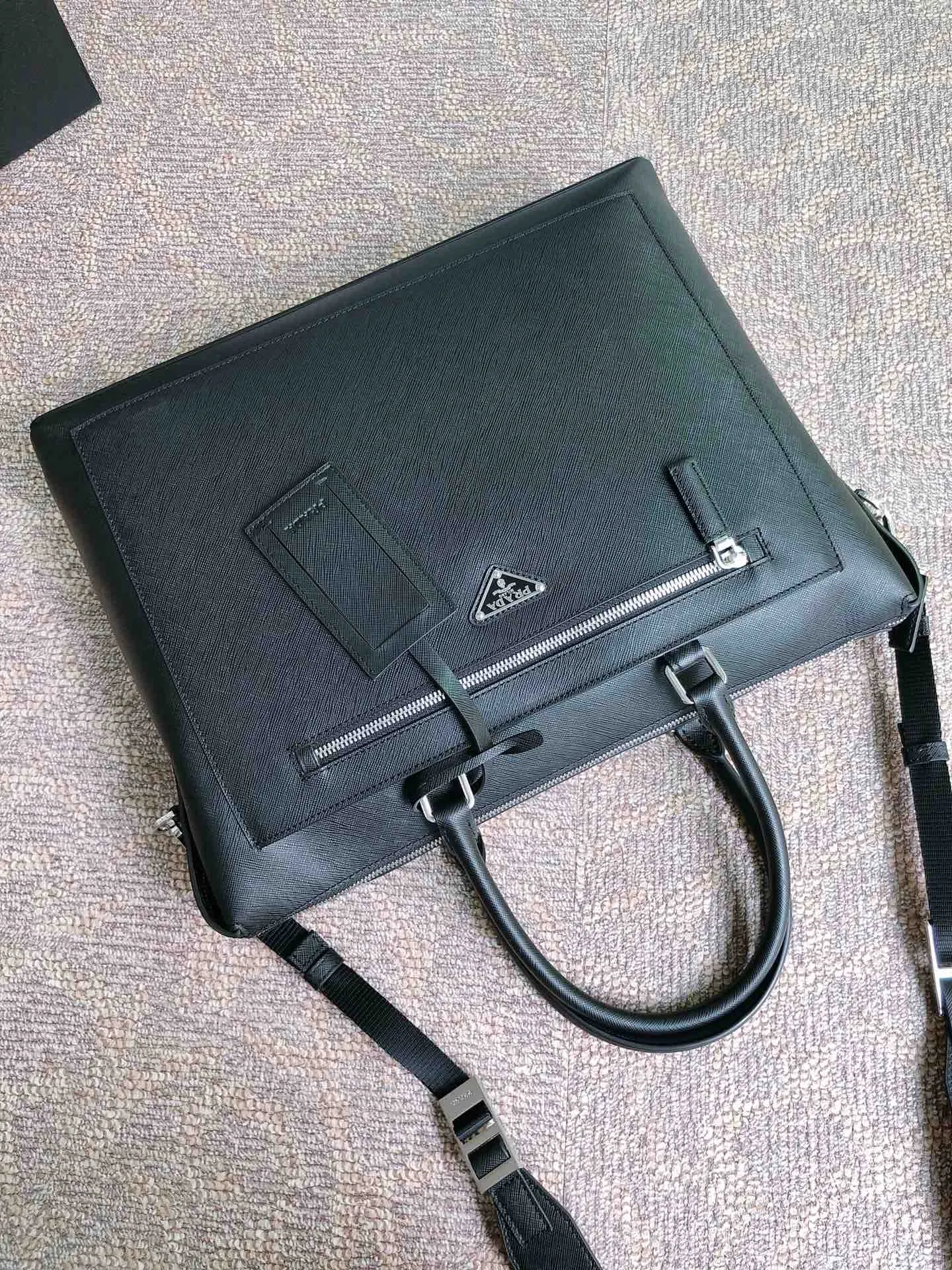 💰2100〽️Exclusive first release〽️New 2VG044 men's bag💼💼Top original item👏🏻👏🏻Made of imported Saffano leather material, double leather handles, detachable shoulder strap with internal logo brand, top quality metal hardware, zipper closure, front zip pocket, three internal compartments, one of which has a zipper, magnetic fastening outer pocket, dedicated internal compartment, one side wall stitched zip pocket, two mobile phone pockets. Length 38x Height 30x Bottom 9cm