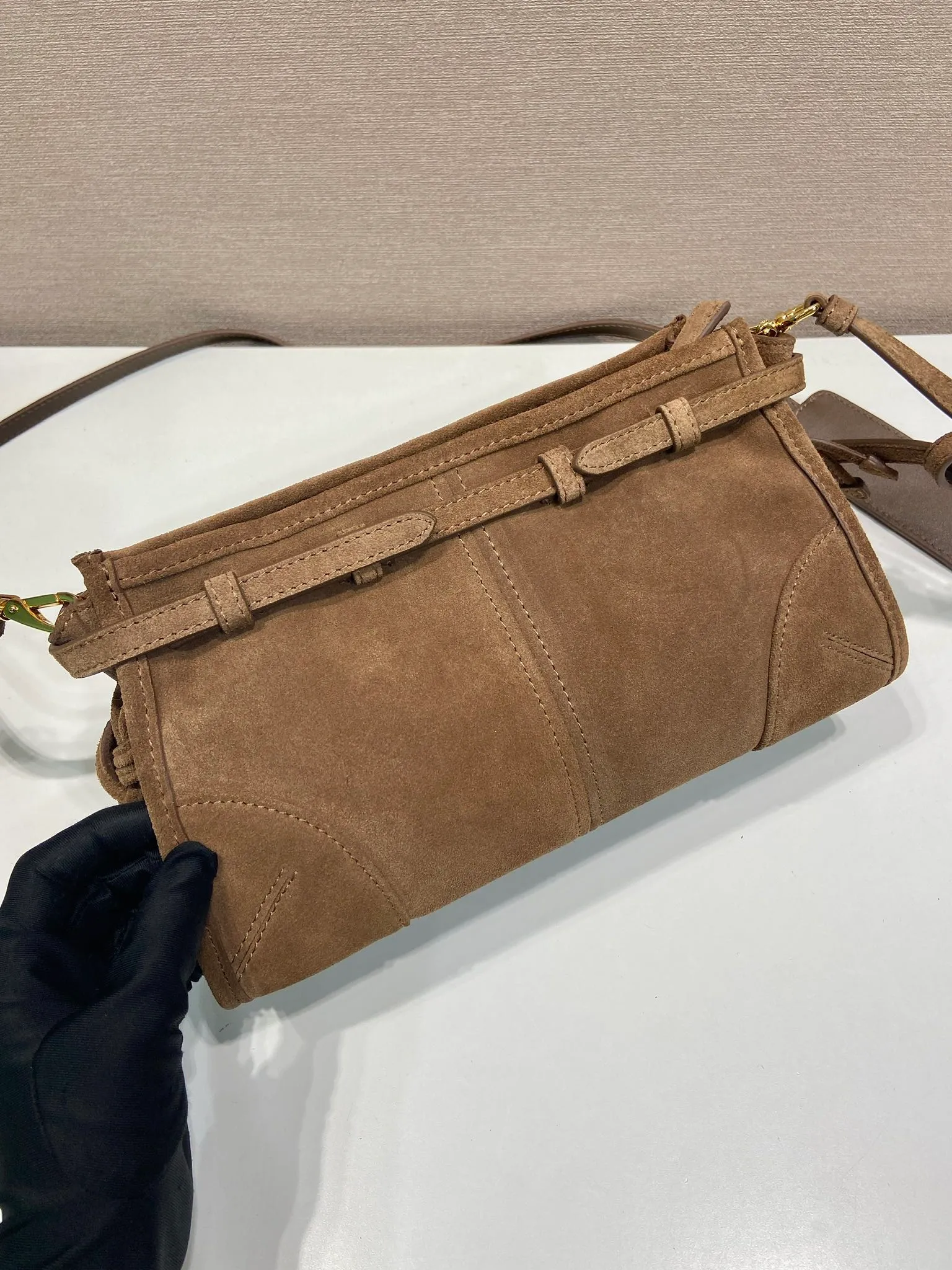 💰1320🎉LusSolf suede leather🎉1BA215 crossbody bag🎉 This crossbody bag is made of imported suede leather and exudes a classic atmosphere. It is equipped with a detachable and adjustable long shoulder strap, which is convenient for shoulder and crossbody carry. It has a very large capacity and is easy to use👏. It is definitely a must-have for fashionistas. Hurry up and take this retro style crossbody bag home! Length 26x height 14x base 12cm🎉🎉🎉👏👏👏 🎉🎉🎉👏👏👏