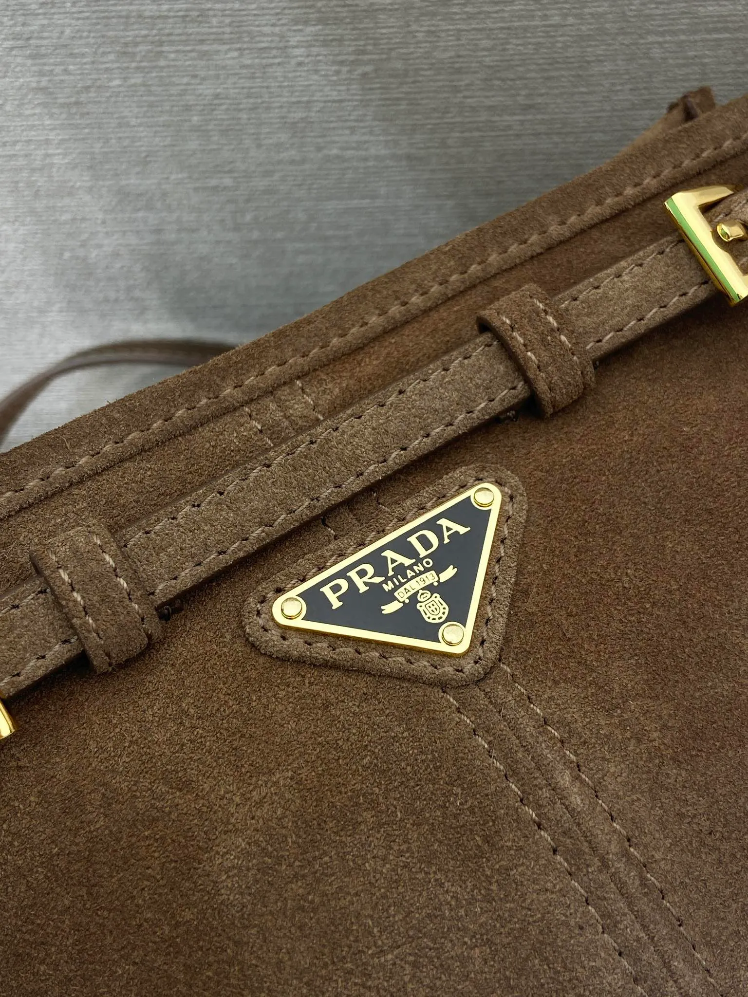 💰1320🎉LusSolf suede leather🎉1BA215 crossbody bag🎉 This crossbody bag is made of imported suede leather and exudes a classic atmosphere. It is equipped with a detachable and adjustable long shoulder strap, which is convenient for shoulder and crossbody carry. It has a very large capacity and is easy to use👏. It is definitely a must-have for fashionistas. Hurry up and take this retro style crossbody bag home! Length 26x height 14x base 12cm🎉🎉🎉👏👏👏 🎉🎉🎉👏👏👏