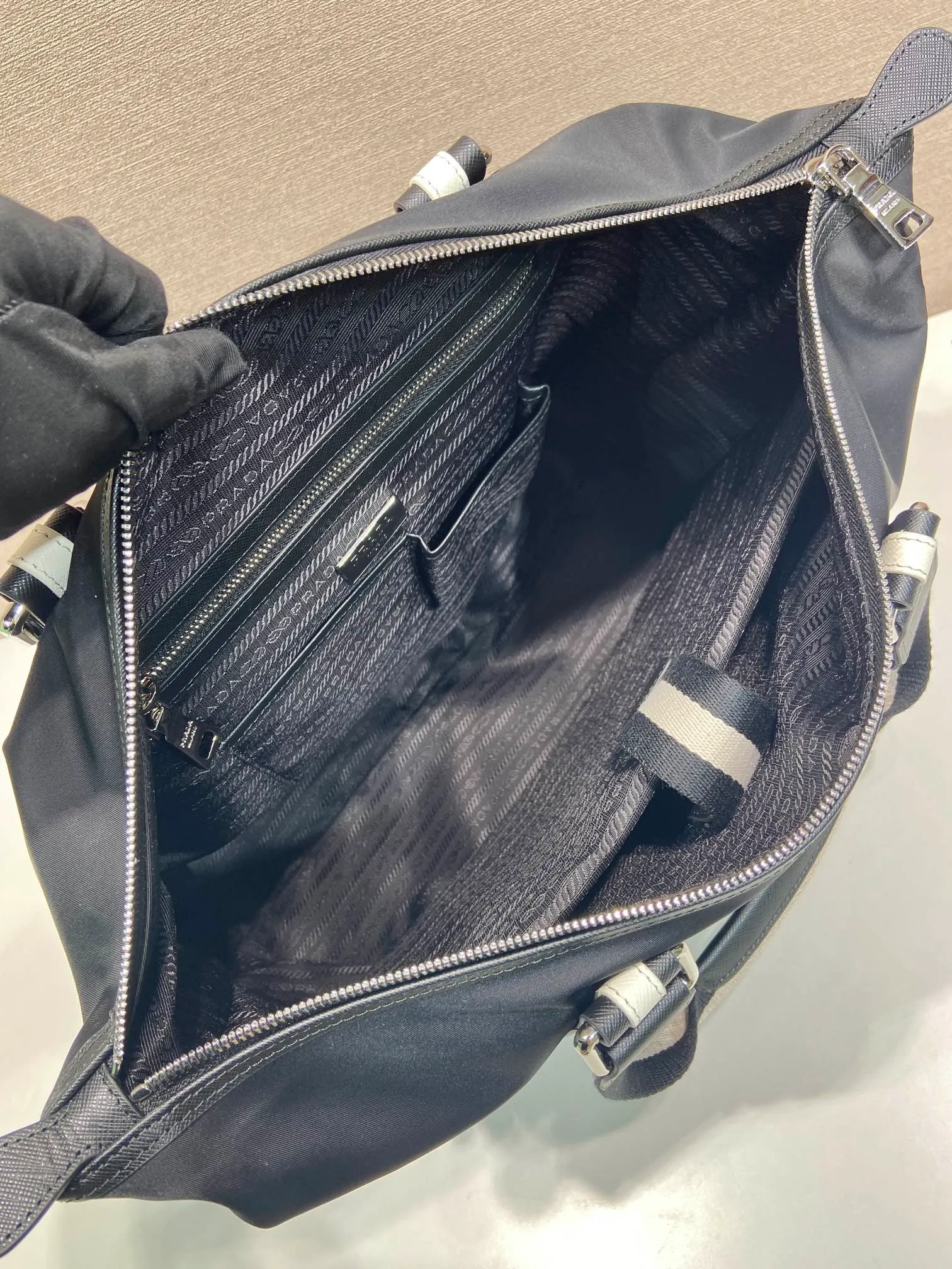 💰960, P Jiachui's popular men's bag, 2096 black, top quality, made of imported parachute fabric + imported cowhide, top hardware, lightweight + super large space, usable when traveling far away, never outdated, length 40X height 35X14cm.