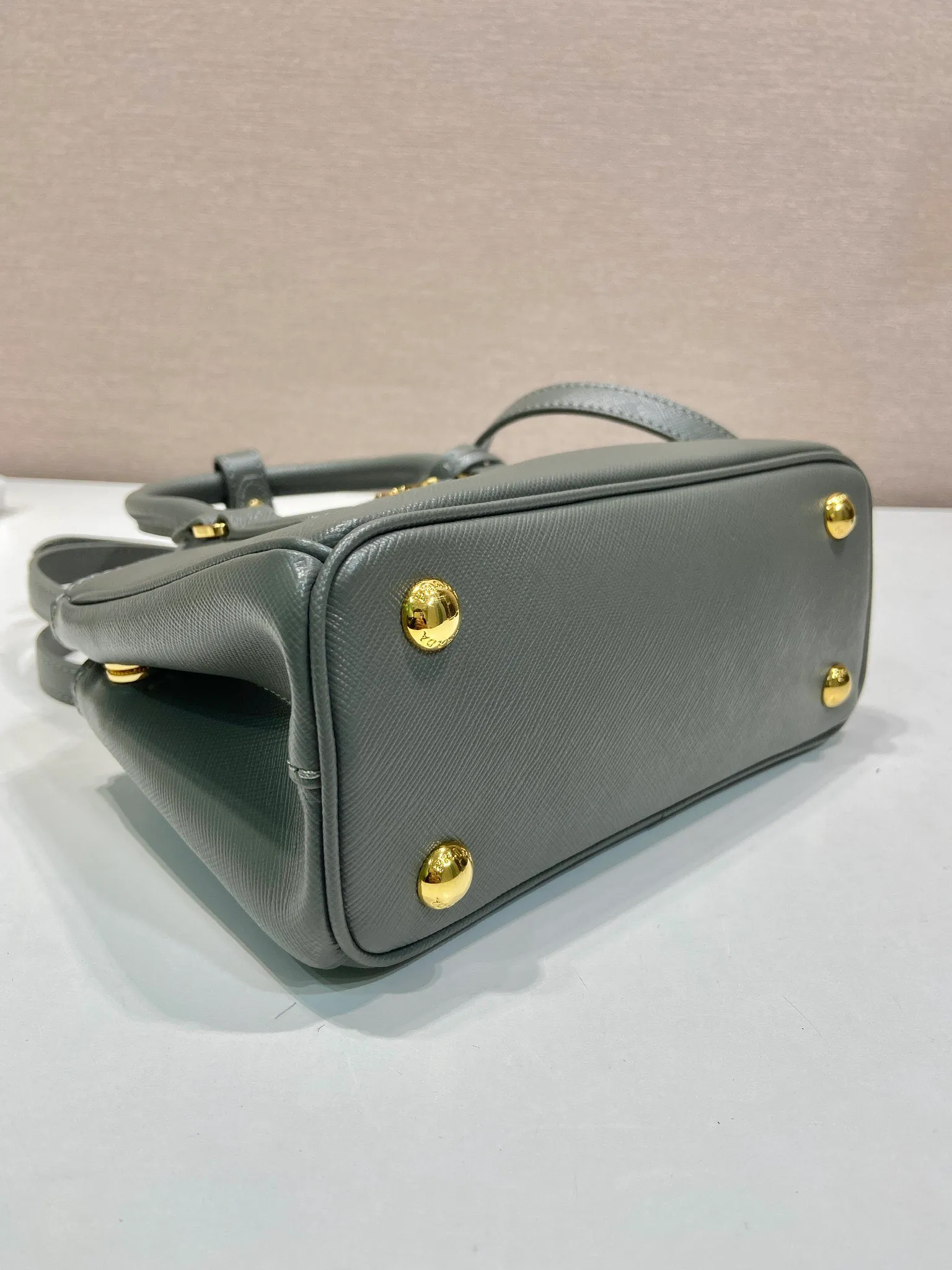 💰1700🎉mini killer🎉1BA916 new product🎉🎉 This Galleria handbag is made of iconic Saffiano leather, equipped with a detachable shoulder strap and top-grade brushed hardware👍👍. It is a chic interpretation of classic and timeless elegance. For beauties in the current era of fashionable small bags. It’s worth owning, it can be used easily for girls’ daily travel📱💄🚗🔑, it has a large capacity, is beautiful and practical🙊🙊It is a bag that will never go out of style whenever you use it😘😘Hurry up and get it👏👏 Length 21x Height 12.5x Bottom 8.5cm