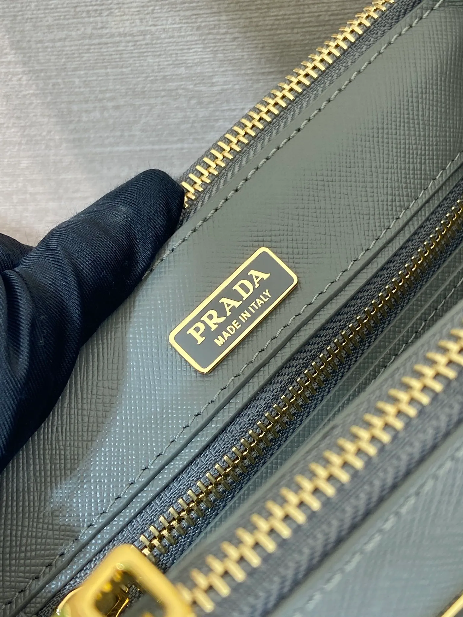 💰1700🎉mini killer🎉1BA916 new product🎉🎉 This Galleria handbag is made of iconic Saffiano leather, equipped with a detachable shoulder strap and top-grade brushed hardware👍👍. It is a chic interpretation of classic and timeless elegance. For beauties in the current era of fashionable small bags. It’s worth owning, it can be used easily for girls’ daily travel📱💄🚗🔑, it has a large capacity, is beautiful and practical🙊🙊It is a bag that will never go out of style whenever you use it😘😘Hurry up and get it👏👏 Length 21x Height 12.5x Bottom 8.5cm