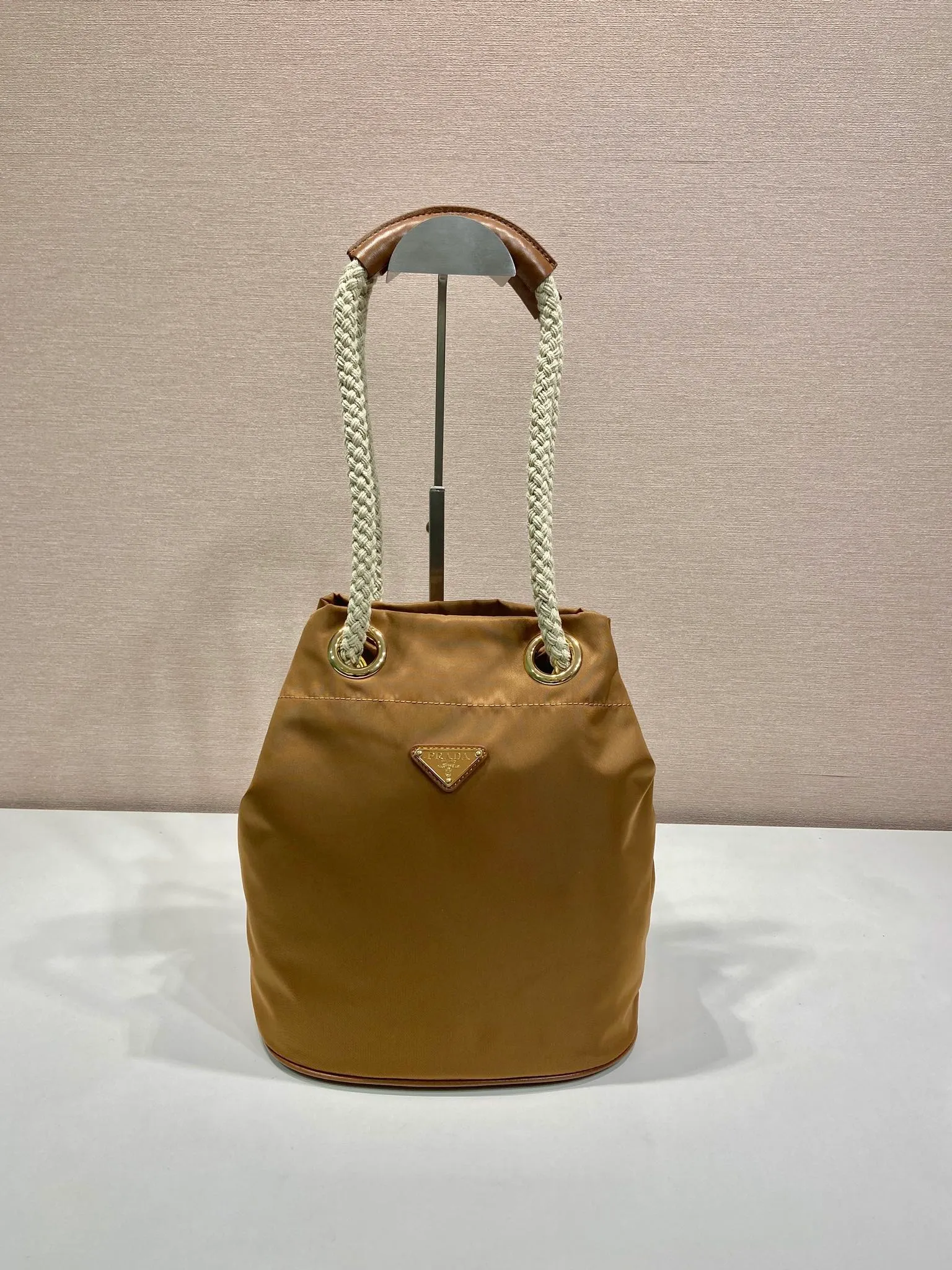 💰1120🎉New Bucket Bag🎉1BE082 Catwalk Style🎉🎉 This Re-Nylon handbag is designed with nylon fabric and calfskin. Unique combinations add a charming touch. The sliding rope handle highlights the versatility of this bag, making it easy to carry by hand or shoulder/crossbody, and features top-quality hardware. It has a large capacity and is very casual and fashionable. It is also a popular style that will never go out of style. Baby, hurry up and get it🎉🎉 Length 23.5x Height 28x Bottom 16.5cm🎉🎉