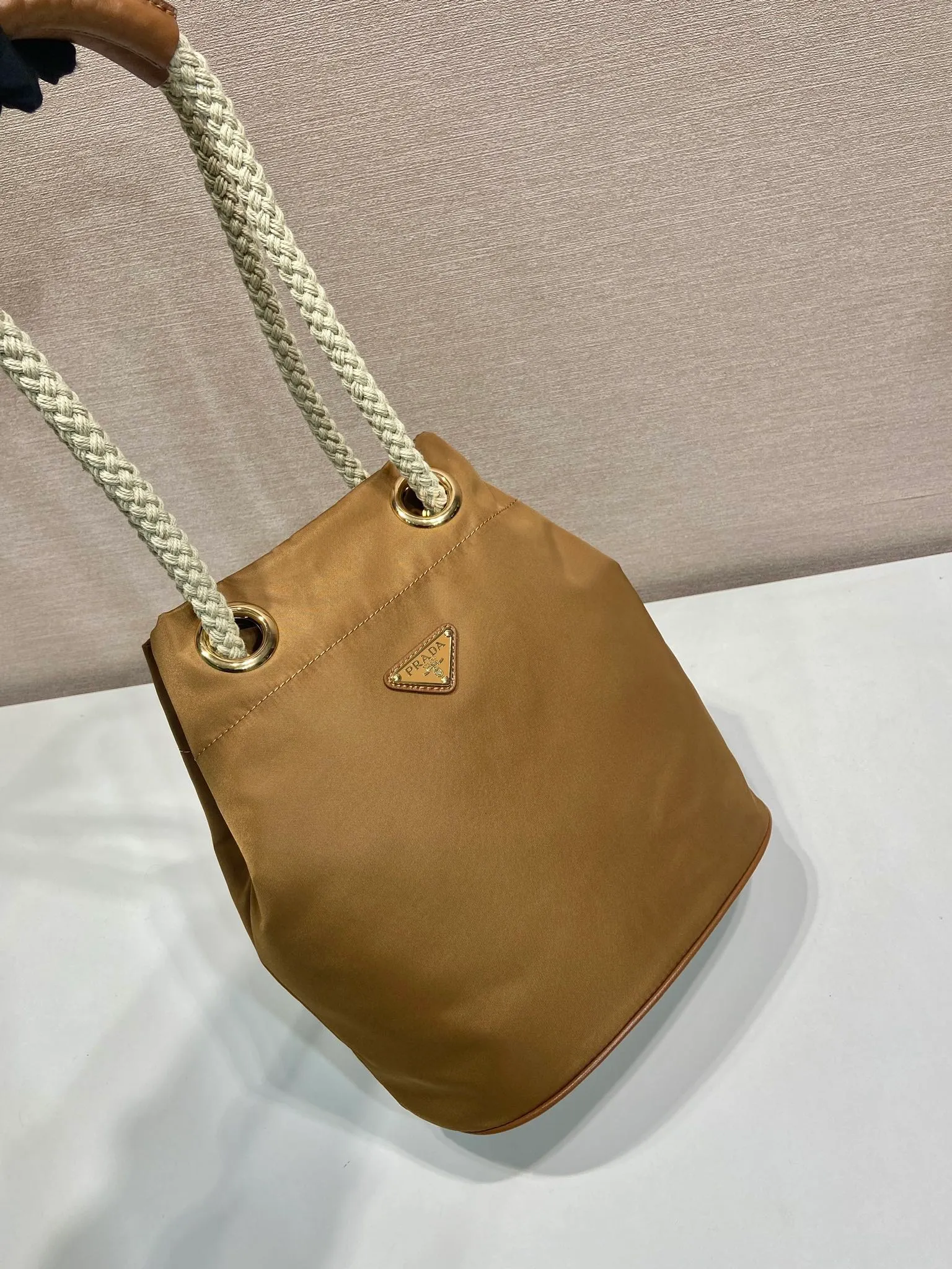 💰1120🎉New Bucket Bag🎉1BE082 Catwalk Style🎉🎉 This Re-Nylon handbag is designed with nylon fabric and calfskin. Unique combinations add a charming touch. The sliding rope handle highlights the versatility of this bag, making it easy to carry by hand or shoulder/crossbody, and features top-quality hardware. It has a large capacity and is very casual and fashionable. It is also a popular style that will never go out of style. Baby, hurry up and get it🎉🎉 Length 23.5x Height 28x Bottom 16.5cm🎉🎉