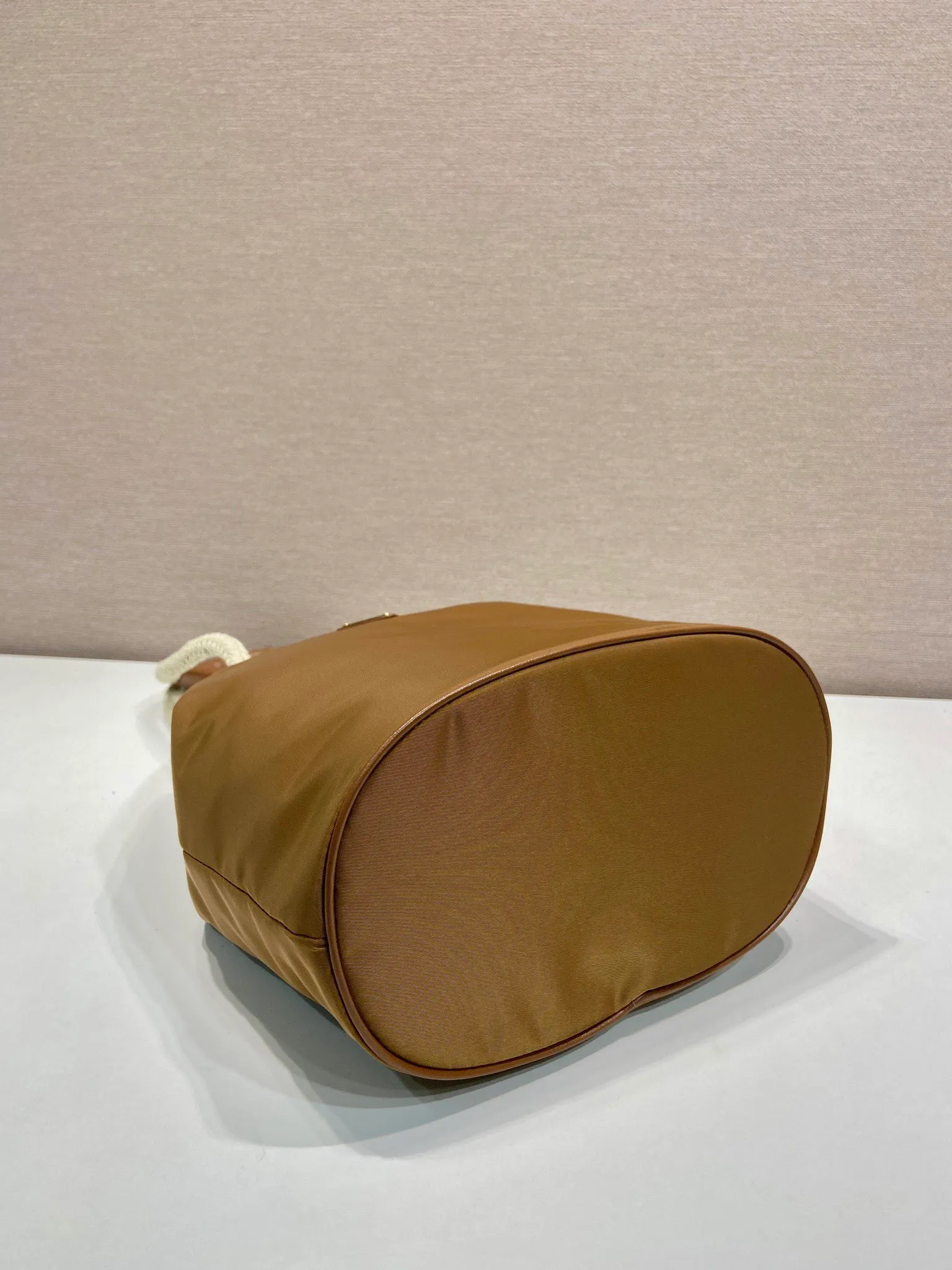 💰1120🎉New Bucket Bag🎉1BE082 Catwalk Style🎉🎉 This Re-Nylon handbag is designed with nylon fabric and calfskin. Unique combinations add a charming touch. The sliding rope handle highlights the versatility of this bag, making it easy to carry by hand or shoulder/crossbody, and features top-quality hardware. It has a large capacity and is very casual and fashionable. It is also a popular style that will never go out of style. Baby, hurry up and get it🎉🎉 Length 23.5x Height 28x Bottom 16.5cm🎉🎉