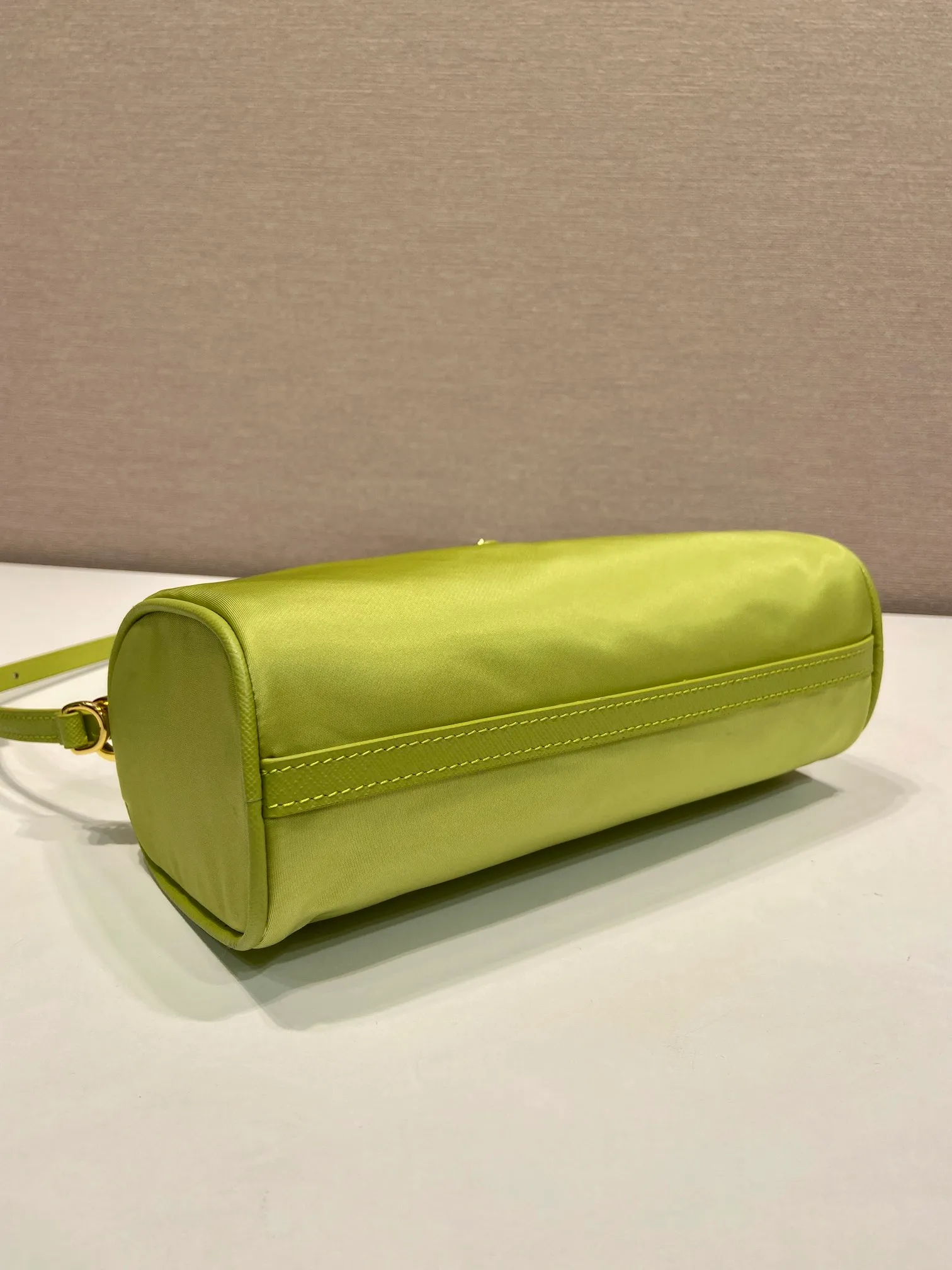 💰760🎉New armpit bag🎉1NE058🎉🎉 This regenerated nylon clutch bag brings together the P family’s classic elements in its exquisite design, with a simple and neat geometric pattern silhouette. Featuring an elegant, slim leather handle embellished with the iconic triangle pattern. Large capacity space. Baby, hurry up and get it, it is another popular style that will never go out of style👏👏 Length 22x Height 9x Bottom 7.5cm🎉🎉🎉👏👏👏
