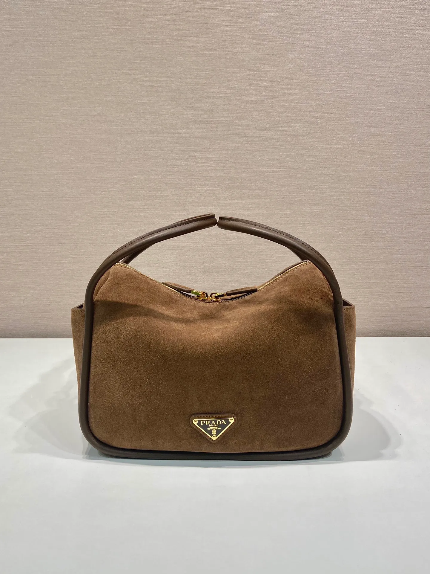 💰1440🎉New product🎉1BA451 suede🎉🎉 This handbag is made of imported suede (nubuck leather) and calfskin. It has a double-hand design, which is fashionable yet casual. It is decorated with exquisite details and metal accessories. Comes with a detachable shoulder strap. It has a large capacity, is simple and elegant, and is a popular style that will never go out of style🎉🎉 Length 25x height 18x ​​bottom 10cm🎉🎉🎉👏👏👏