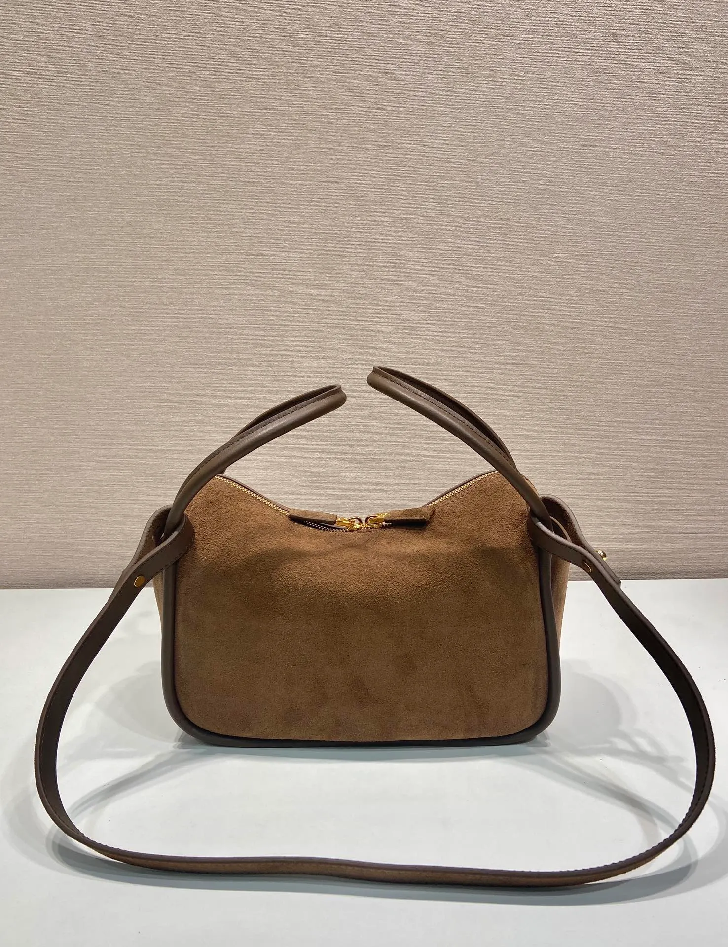 💰1440🎉New product🎉1BA451 suede🎉🎉 This handbag is made of imported suede (nubuck leather) and calfskin. It has a double-hand design, which is fashionable yet casual. It is decorated with exquisite details and metal accessories. Comes with a detachable shoulder strap. It has a large capacity, is simple and elegant, and is a popular style that will never go out of style🎉🎉 Length 25x height 18x ​​bottom 10cm🎉🎉🎉👏👏👏