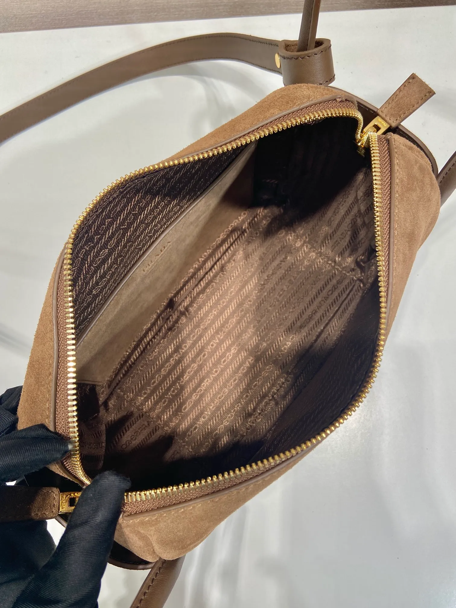 💰1440🎉New product🎉1BA451 suede🎉🎉 This handbag is made of imported suede (nubuck leather) and calfskin. It has a double-hand design, which is fashionable yet casual. It is decorated with exquisite details and metal accessories. Comes with a detachable shoulder strap. It has a large capacity, is simple and elegant, and is a popular style that will never go out of style🎉🎉 Length 25x height 18x ​​bottom 10cm🎉🎉🎉👏👏👏