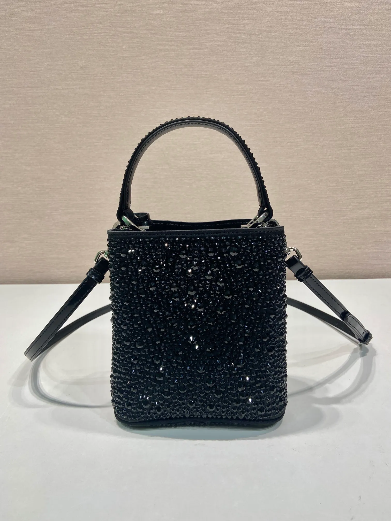 💰1700🎉Crystal Bucket Bag🎉1BA373 Crystal Bag🎉🎉 This elegant Panier handbag is covered with imitation crystals, shining like jewelry. The detachable shoulder strap design makes it easy to change the shape at will. It can be carried by hand/shoulder strap/crossbody. It has large space capacity and strong practicality. Another popular style that will never go out of style🎉🎉Babies, hurry up and get it🎉🎉 Length 15x height 16x base 9.5cm🎉🎉🎉🍊🍊🍊