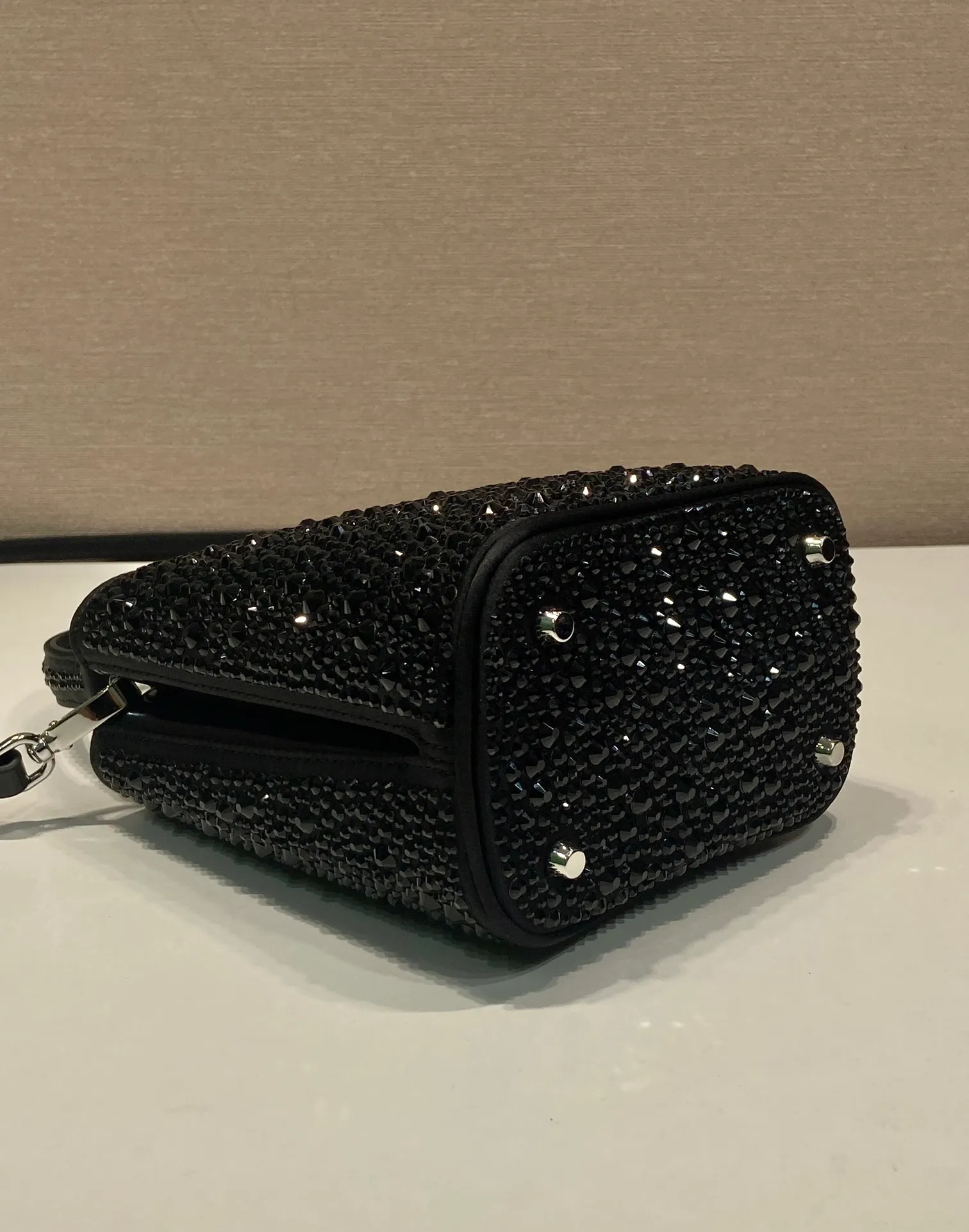 💰1700🎉Crystal Bucket Bag🎉1BA373 Crystal Bag🎉🎉 This elegant Panier handbag is covered with imitation crystals, shining like jewelry. The detachable shoulder strap design makes it easy to change the shape at will. It can be carried by hand/shoulder strap/crossbody. It has large space capacity and strong practicality. Another popular style that will never go out of style🎉🎉Babies, hurry up and get it🎉🎉 Length 15x height 16x base 9.5cm🎉🎉🎉🍊🍊🍊