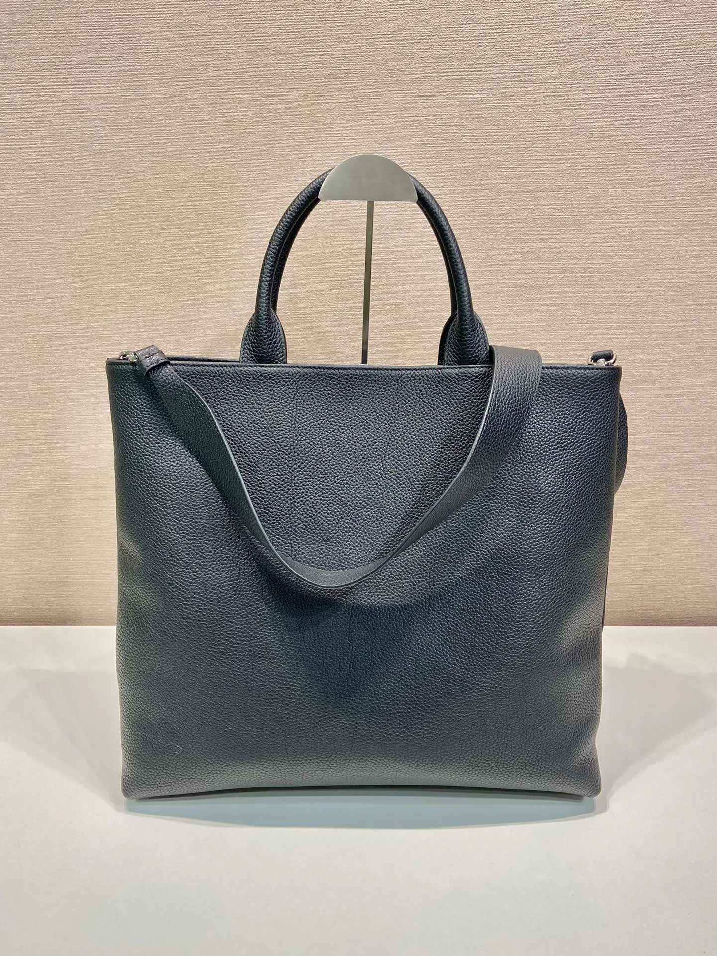 💰1900🎉New tote bag🎉2VG109🎉🎉 This soft tote bag interprets the versatile simple design. The main body is wrapped in a triangle with the engraved logo, subtly decorating the body of the bag. Adjustable long leather shoulder strap, spacious interior zipped pocket. The functionality must be strong, and the upper body effect is cool and casual🎉🎉Affordable for short business trips/daily use👏 Length 39x Height 35x Bottom 14cm🎉🎉🎉🍊🍊🍊