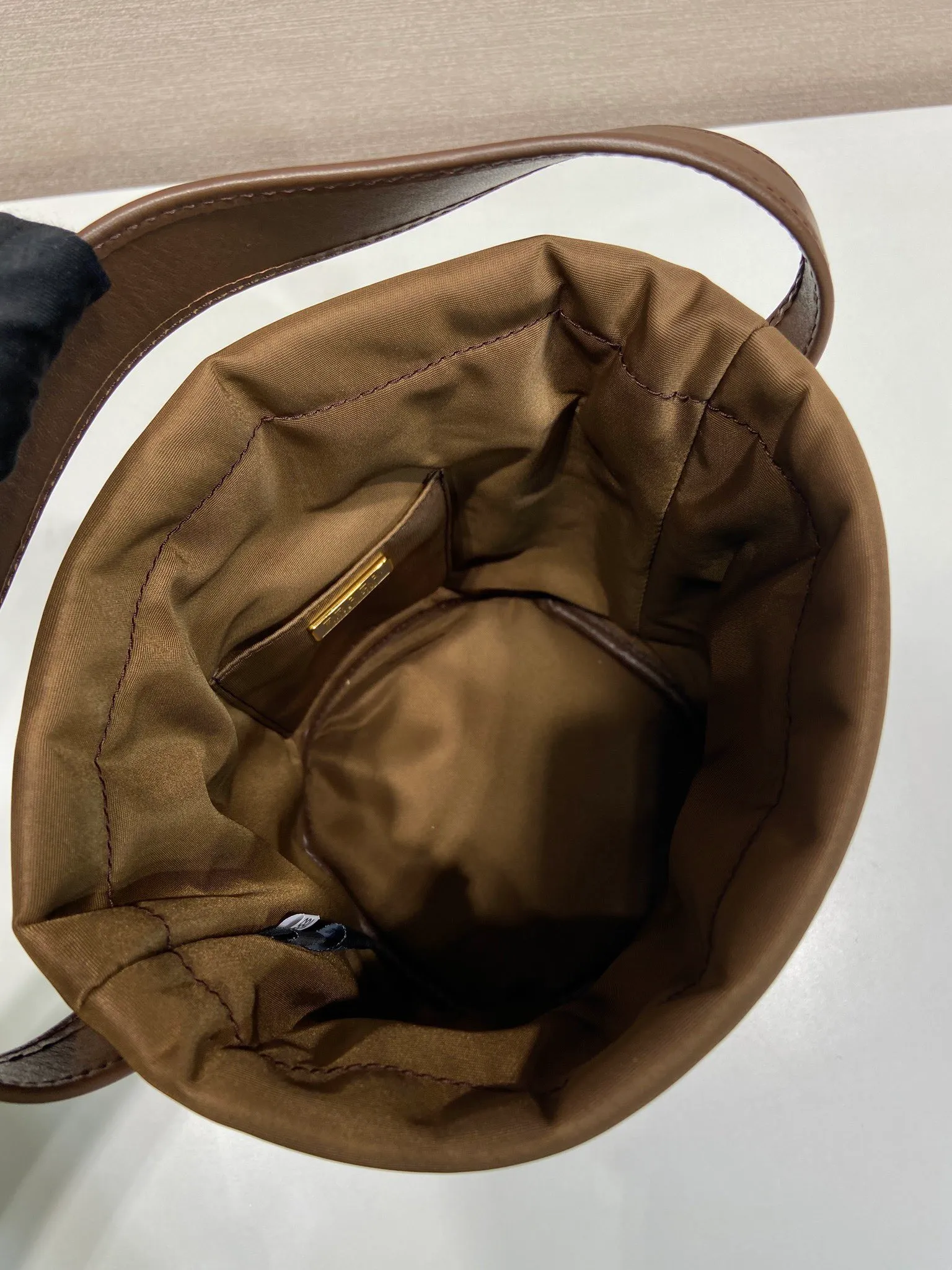 💰1020🎉New catwalk style🎉1BE088 small bucket for fortune🎉🎉 This small bucket for fortune is made of imported nylon fabric and imported calfskin, with a unique design of lined nylon, top-grade hardware, and large capacity space. When I go out, I wear Qin’s most versatile bag. The upper body effect is very fashionable and good-looking😘It’s so beautiful. It’s a small bucket for making wishes and getting rich that is recognized by internet celebrities👍👍Babies, it’s worth owning, so hurry up and get it🎉🎉