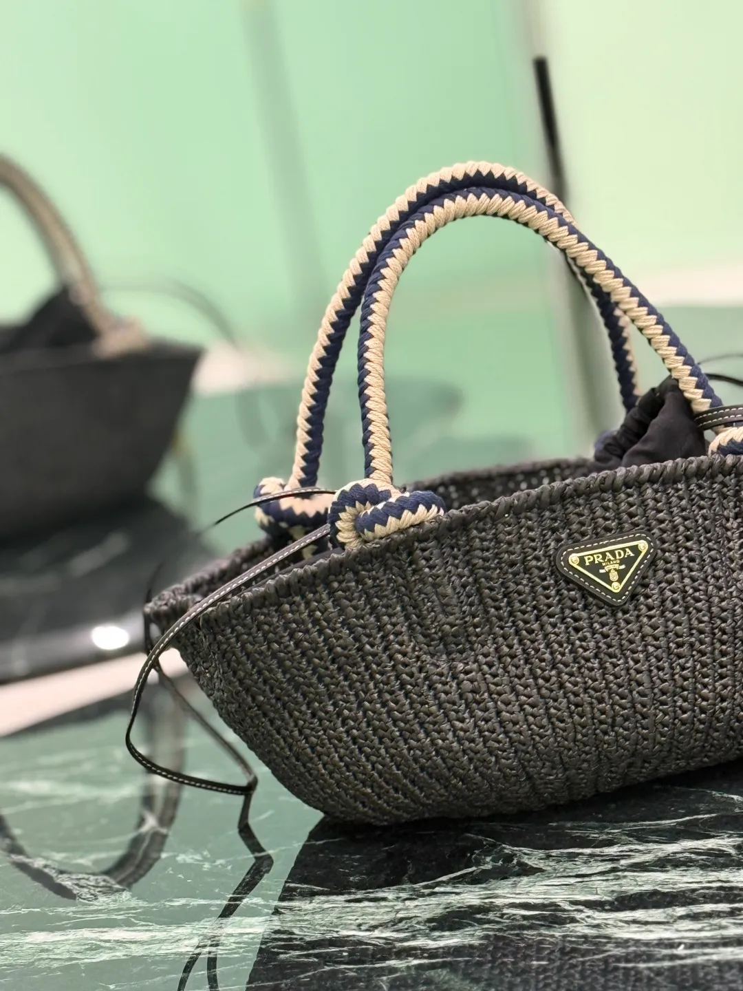💰1500🌟Knitted vegetable basket🧺 This handmade crochet bag exudes a sense of freedom and retro. The exquisite crochet craftsmanship speaks of exquisite craftsmanship and attention to detail. Cotton rope handle, removable leather pendant Metal hardware Enameled metal triangle logo on the front Removable bag and drawstring inside Dimensions: 26×14×11cm Style number: 1BA463
