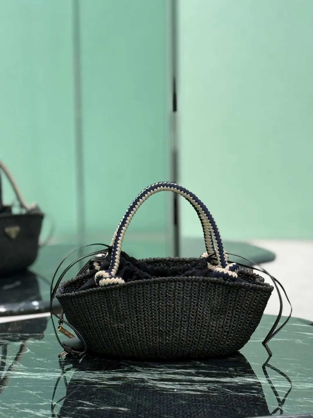 💰1500🌟Knitted vegetable basket🧺 This handmade crochet bag exudes a sense of freedom and retro. The exquisite crochet craftsmanship speaks of exquisite craftsmanship and attention to detail. Cotton rope handle, removable leather pendant Metal hardware Enameled metal triangle logo on the front Removable bag and drawstring inside Dimensions: 26×14×11cm Style number: 1BA463