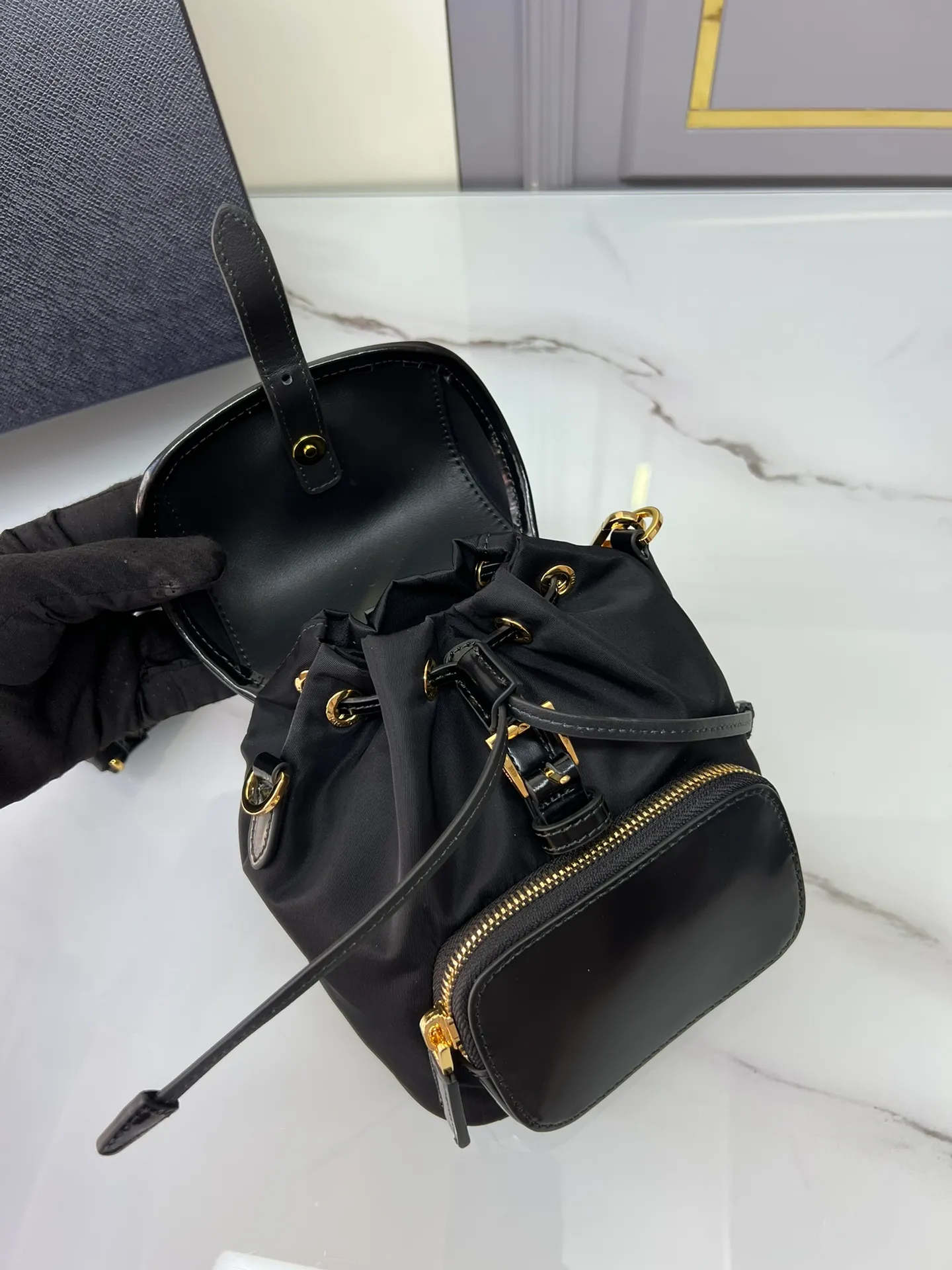 💰1120🎉New shoulder mini🎉1BZ075 mini🎉🎉 This shoulder bag combines several elements, imported nylon fabric and glossy cowhide🎉Top metal hardware accessories. Elegant and versatile, it features an exterior zip pocket and is embellished with the signature enameled triangle metal logo. Another shoulder bag that never goes out of style. beauties. Hurry up and get it🎉🎉Length 16x Height 18x ​​Bottom 10.5cm🎉🎉👏👏🎁