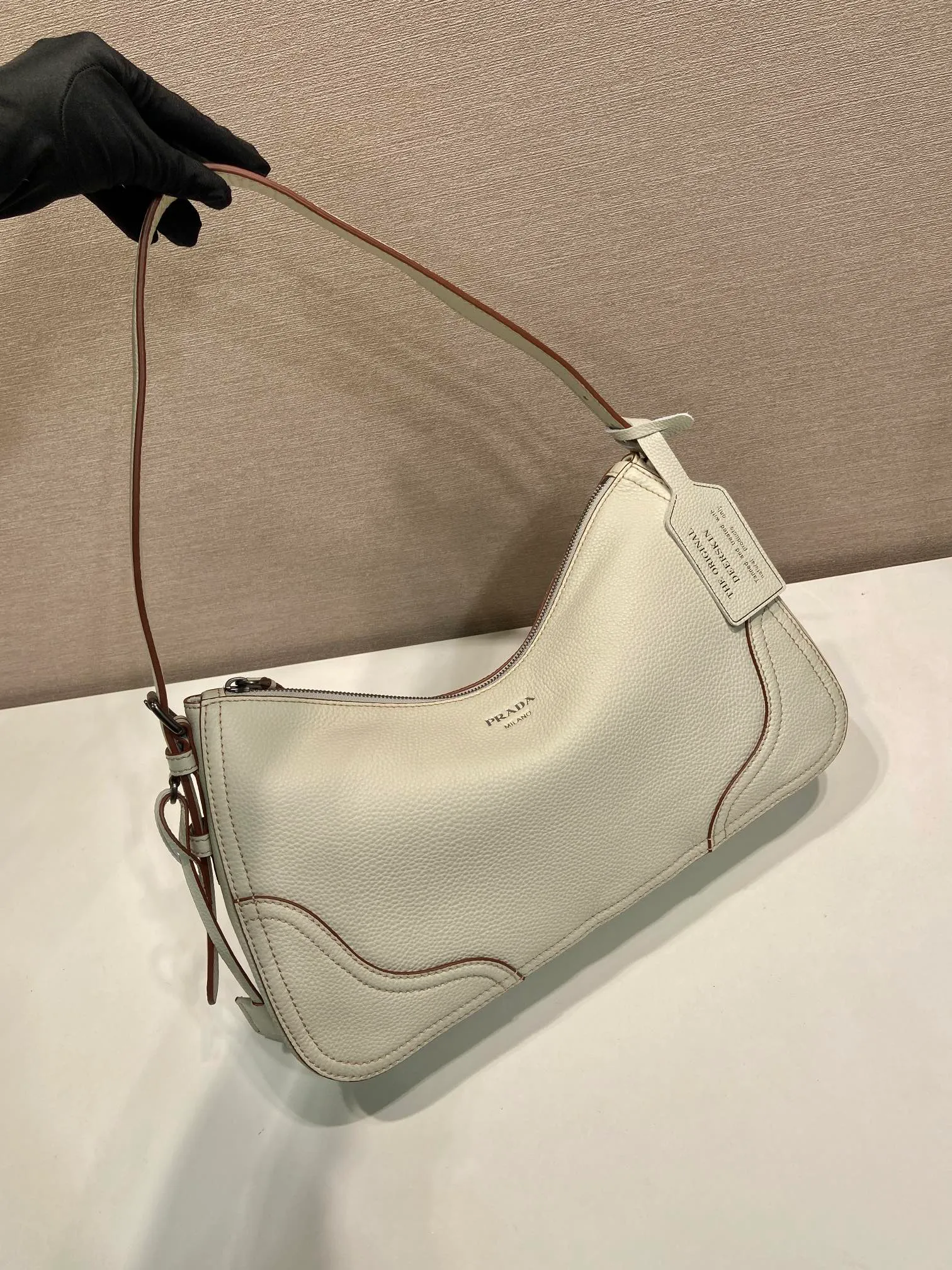 💰1760🎉New🎉1BC280🎉🎉 This new interpretation of the iconic Aimée bag celebrates the P family’s heritage with a design reminiscent of a travel theme. The unique hobo silhouette adds a new element, as the leather is richly textured and exhibits fine, irregular textures for a natural and refined effect. Reinforced corners inspired by travel bags highlight the craftsmanship and timeless character of this style. Detachable keychain/hot tag with large capacity and a popular style that will never go out of style🎉🎉Babies, hurry up and get it🎉🎉 Length 36x Height 20x Bottom 11cm🎉🎉💰💰💰